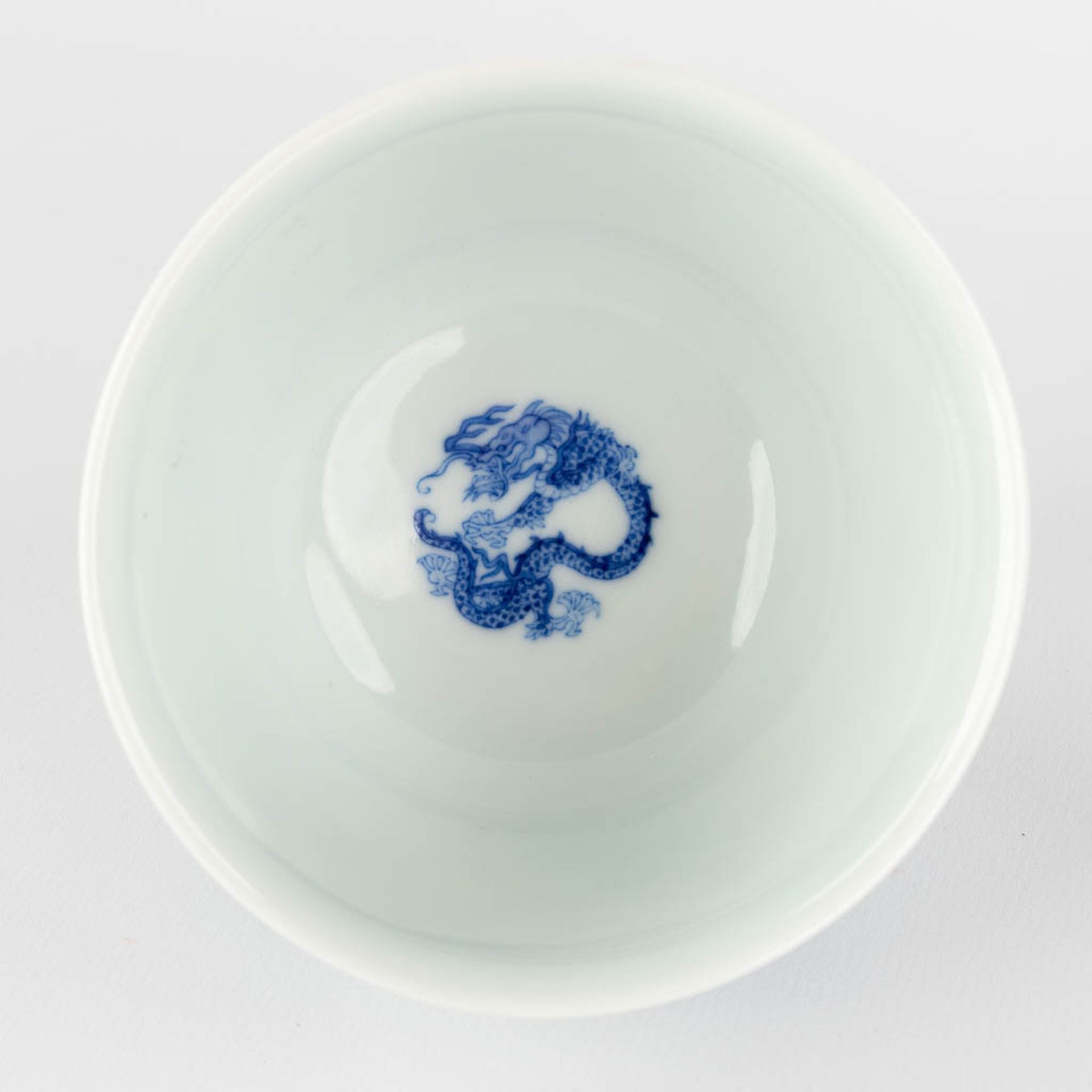 A Chinese teapot with a blue-white decor of a dragon. Kangxi mark and period. (D:9 x H:6 cm) - Image 5 of 7