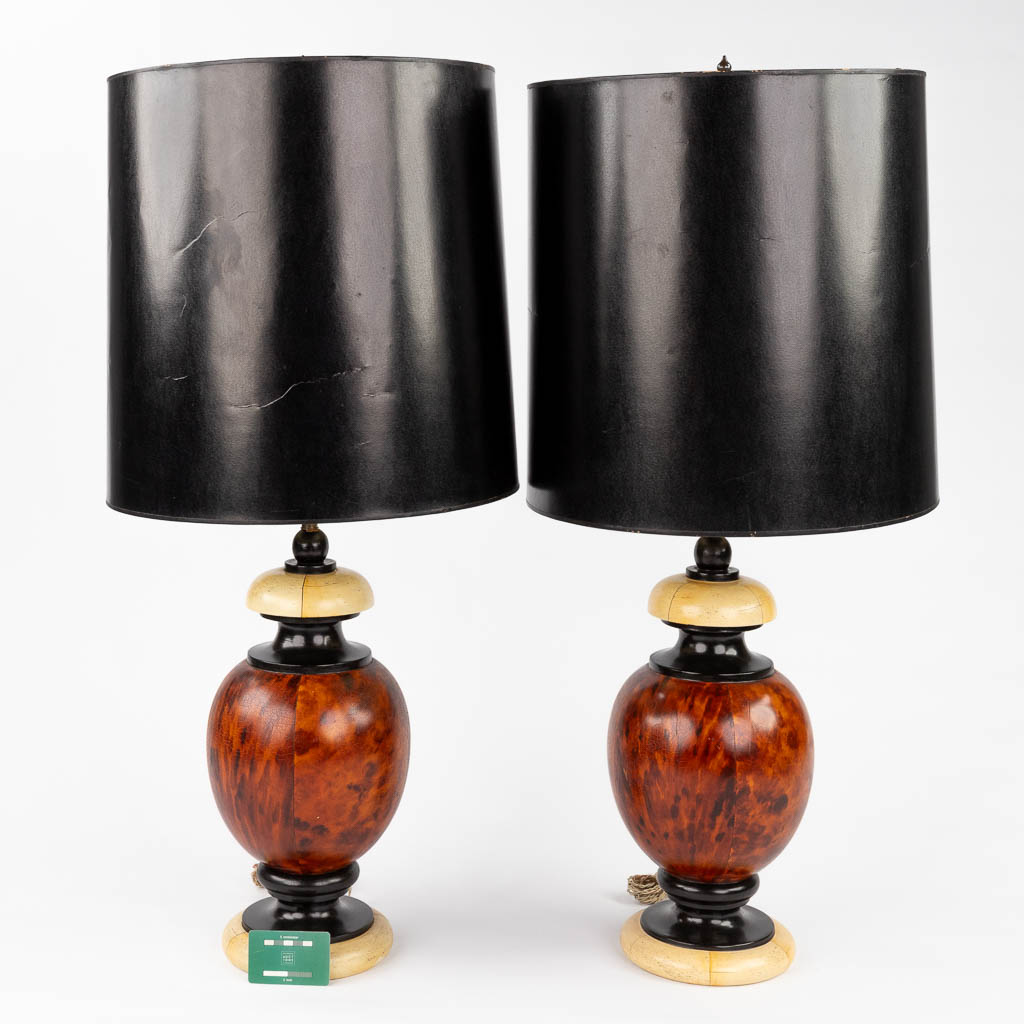 A decorative pair of wood table lamps. (H:94 x D:45 cm) - Bild 2 aus 11