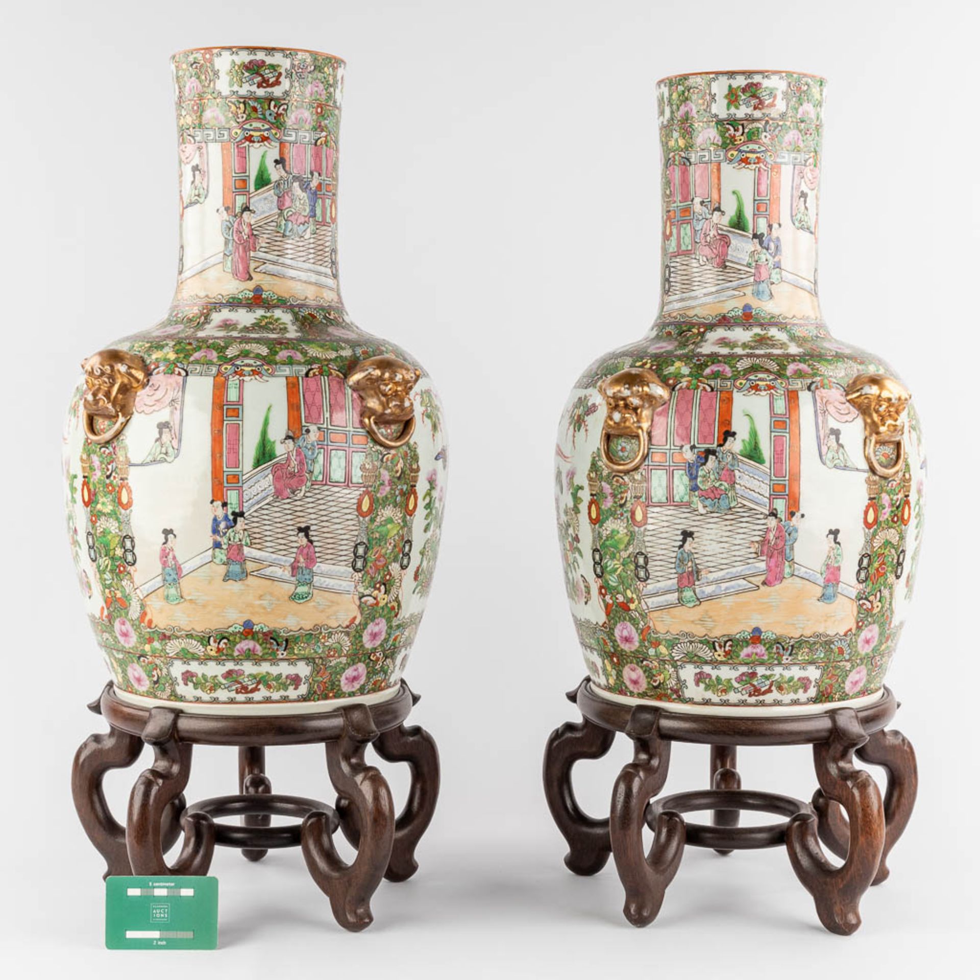 Two large Chinese Canton vases on a pedestal, 20th C. (H:50 x D:32 cm) - Image 2 of 15