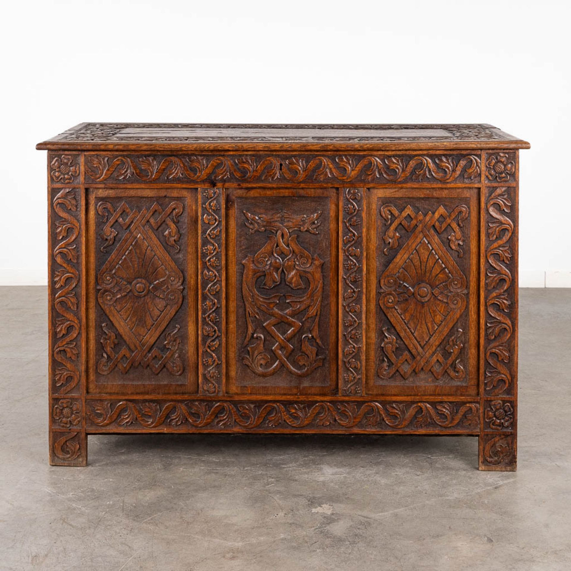 An antique and decorative chest with wood-sculptures. (D:56 x W:122 x H:82 cm) - Image 4 of 15