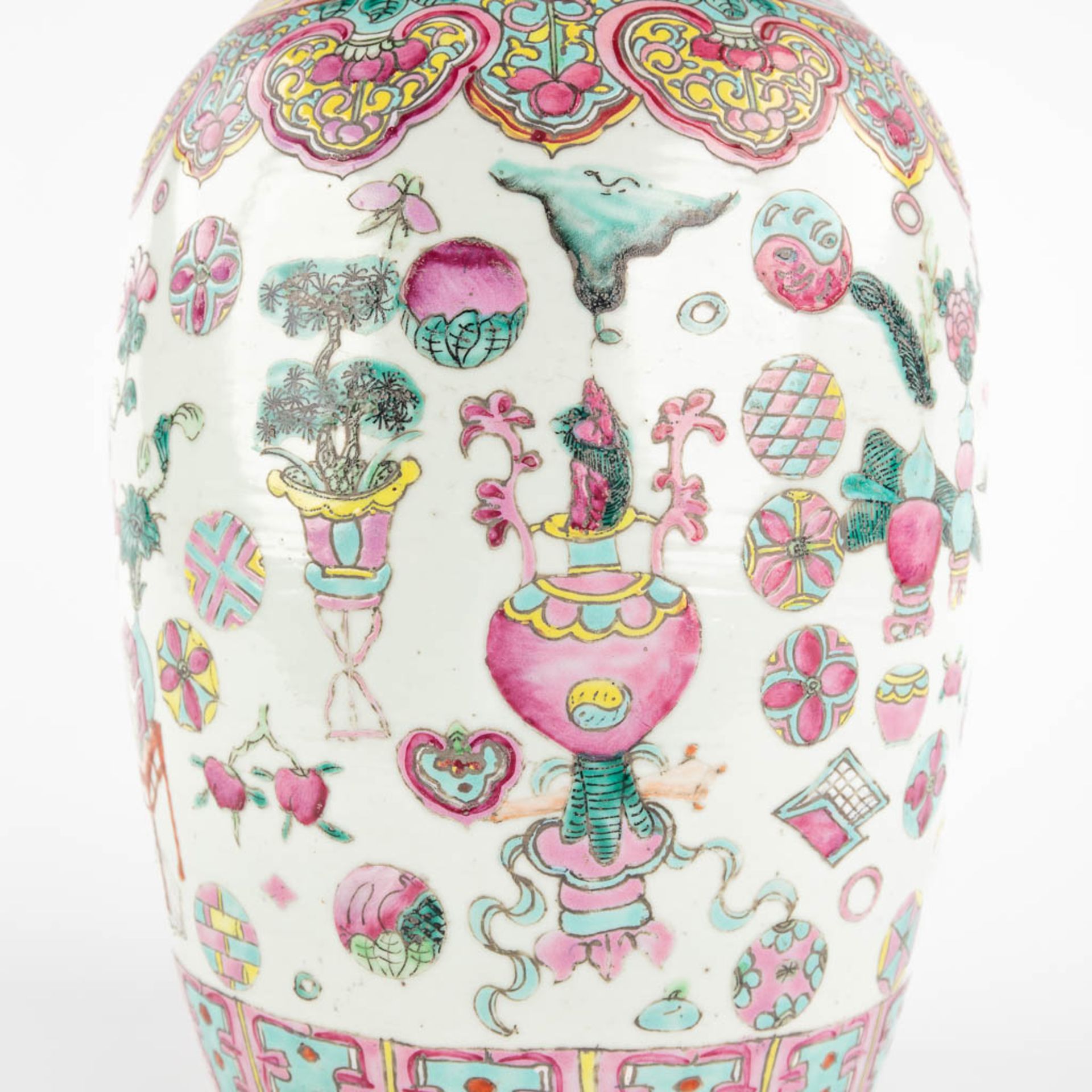 A Chinese vase with a decor of antiquities. 19th/20th C. (H:44 x D:21 cm) - Image 11 of 11