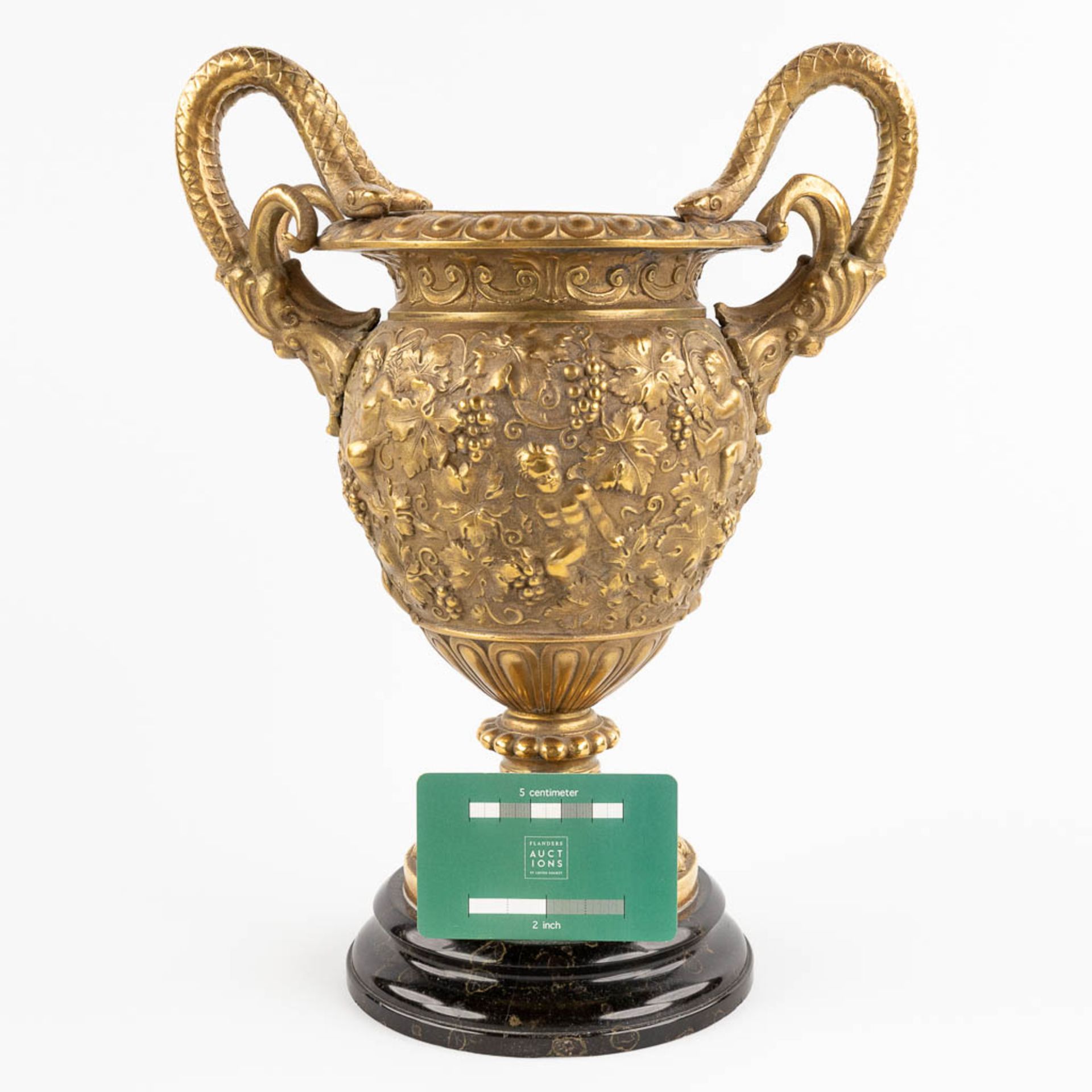 An urn with large handles, decorated with putti and grape vines, bronze mounted on marble. (W:25 x H - Bild 2 aus 17