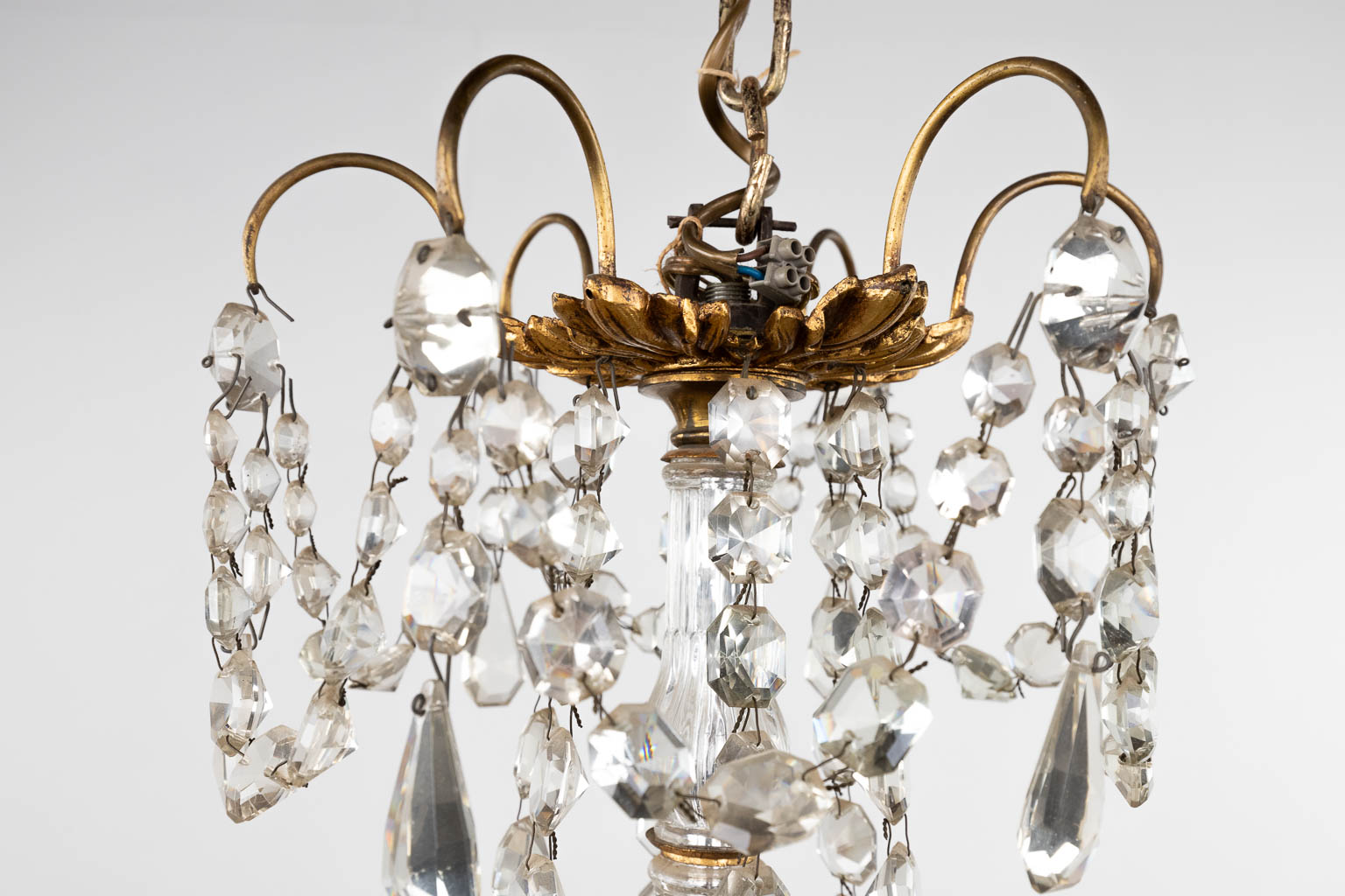 A large chandelier, bronze mounted with glass. (H:80 x D:56 cm) - Bild 5 aus 13