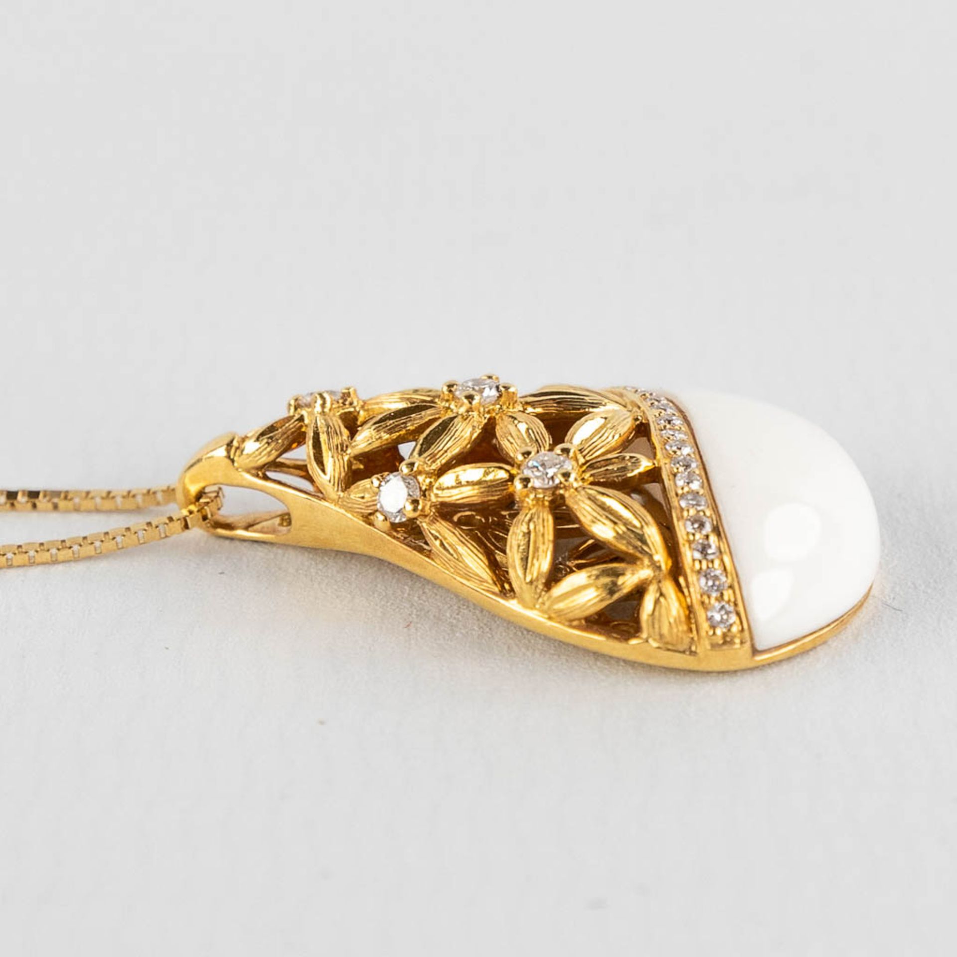 A pendant, 18kt yellow gold with brilliants, appr.,24ct, white enamel and flower decor. 6,73g. - Bild 5 aus 9