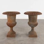 A pair of Medici garden vases, cast-iron. 20th C. (H:63 x D:47 cm)