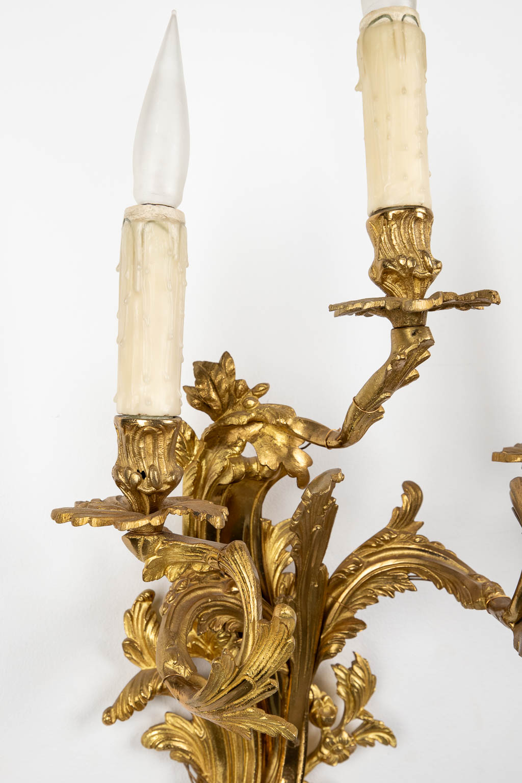 A pair of wall lamps, gilt bronze in Louis XV style. 20th C. (W:35 x H:60 cm) - Bild 9 aus 10