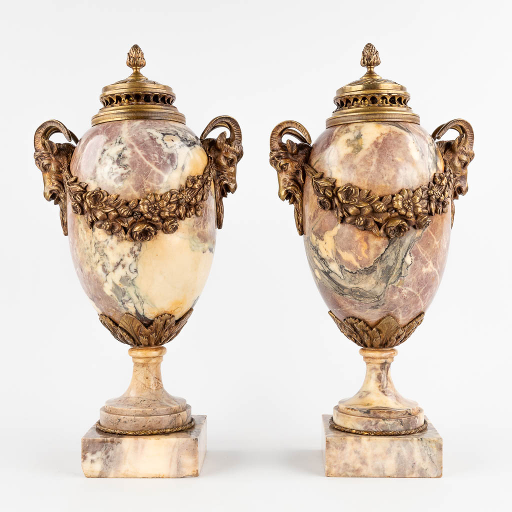 A pair of cassolettes, marble mounted with bronze, decorated with garlands and ram's heads. Circa 19 - Bild 3 aus 14