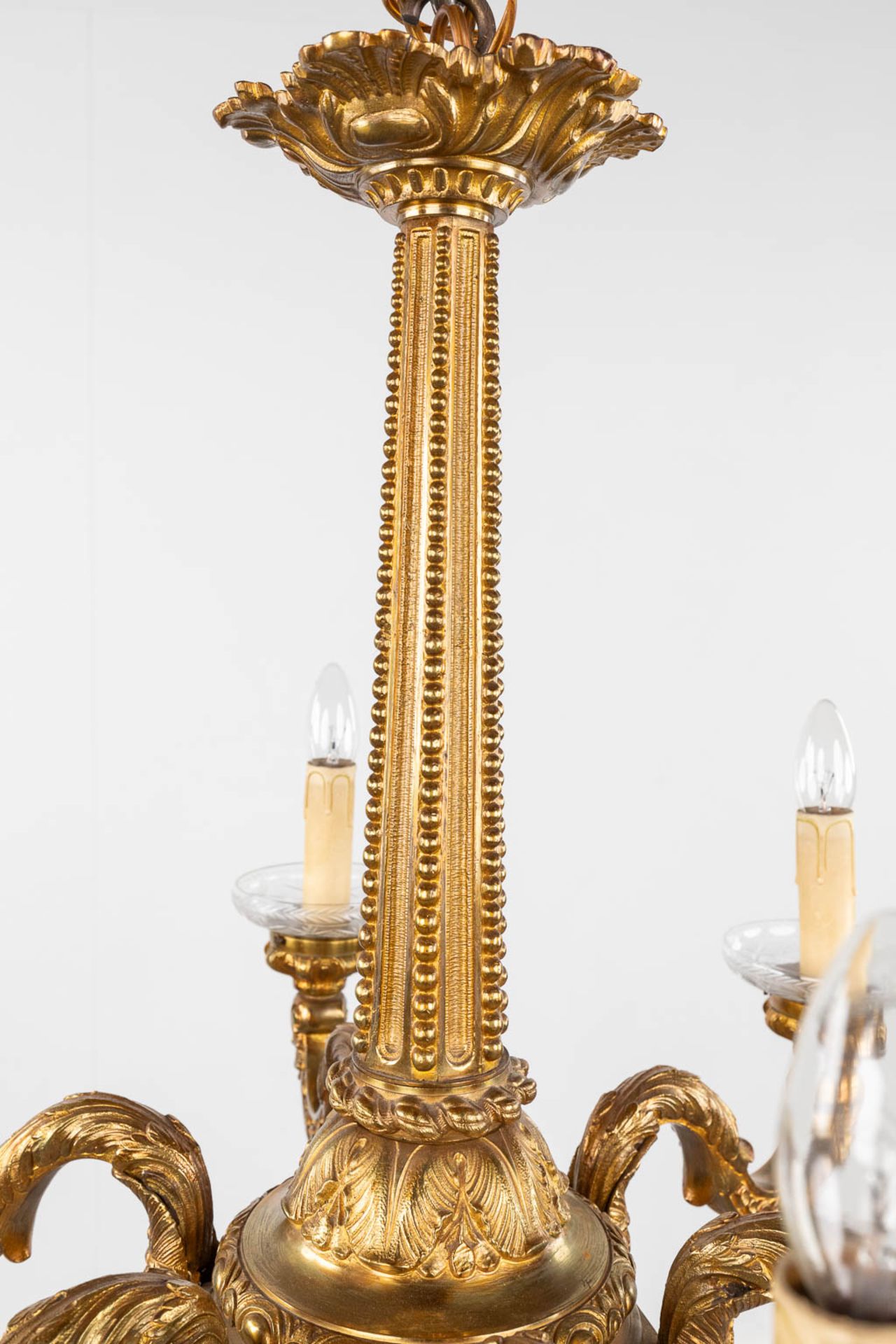 A large chandelier made of gilt bronze, 20th C. (H:72 x D:70 cm) - Bild 5 aus 10
