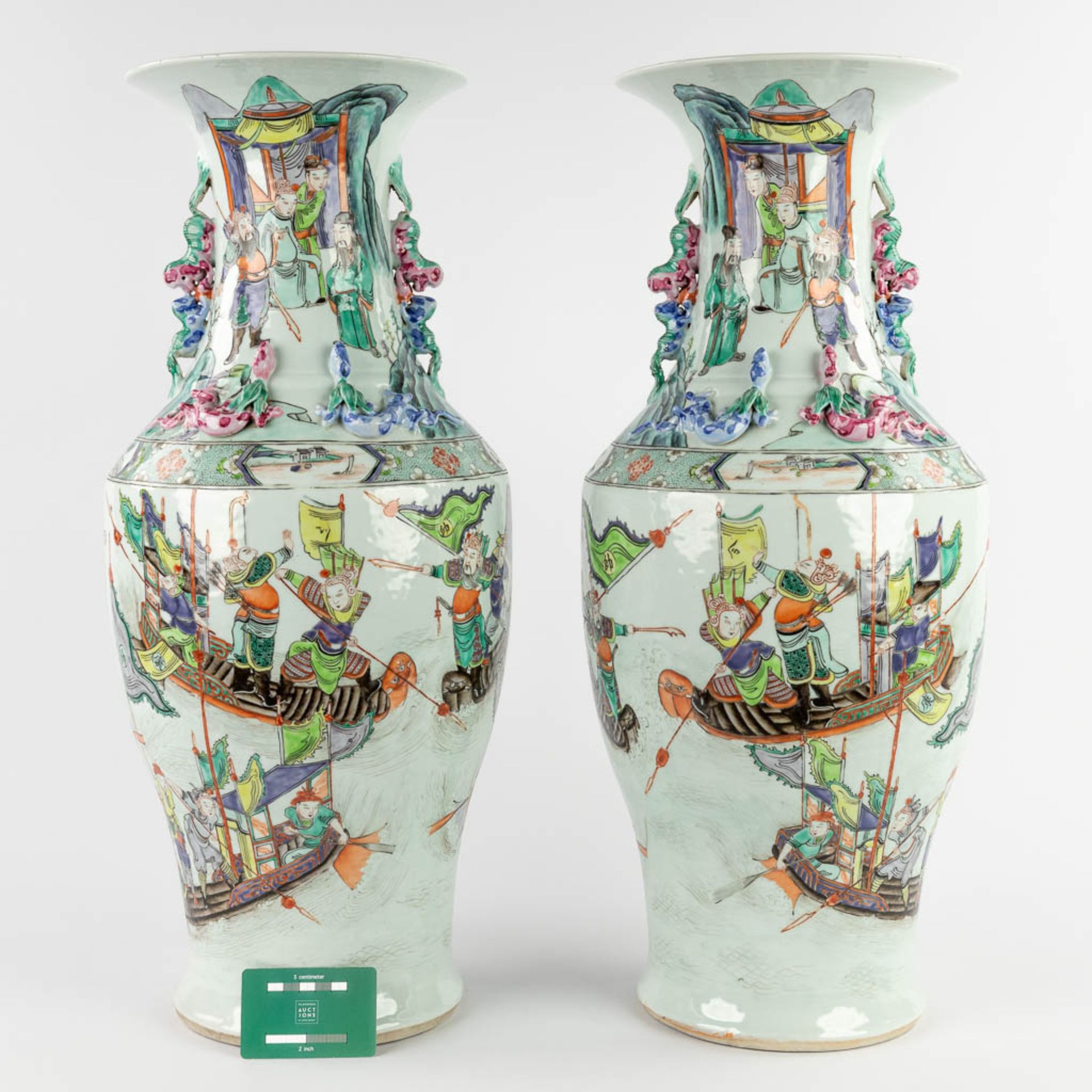 A pair of Chinese Famille Rose vases decorated with warriors in ships. 19th/20th C. (H:62 x D:26 cm) - Image 2 of 17