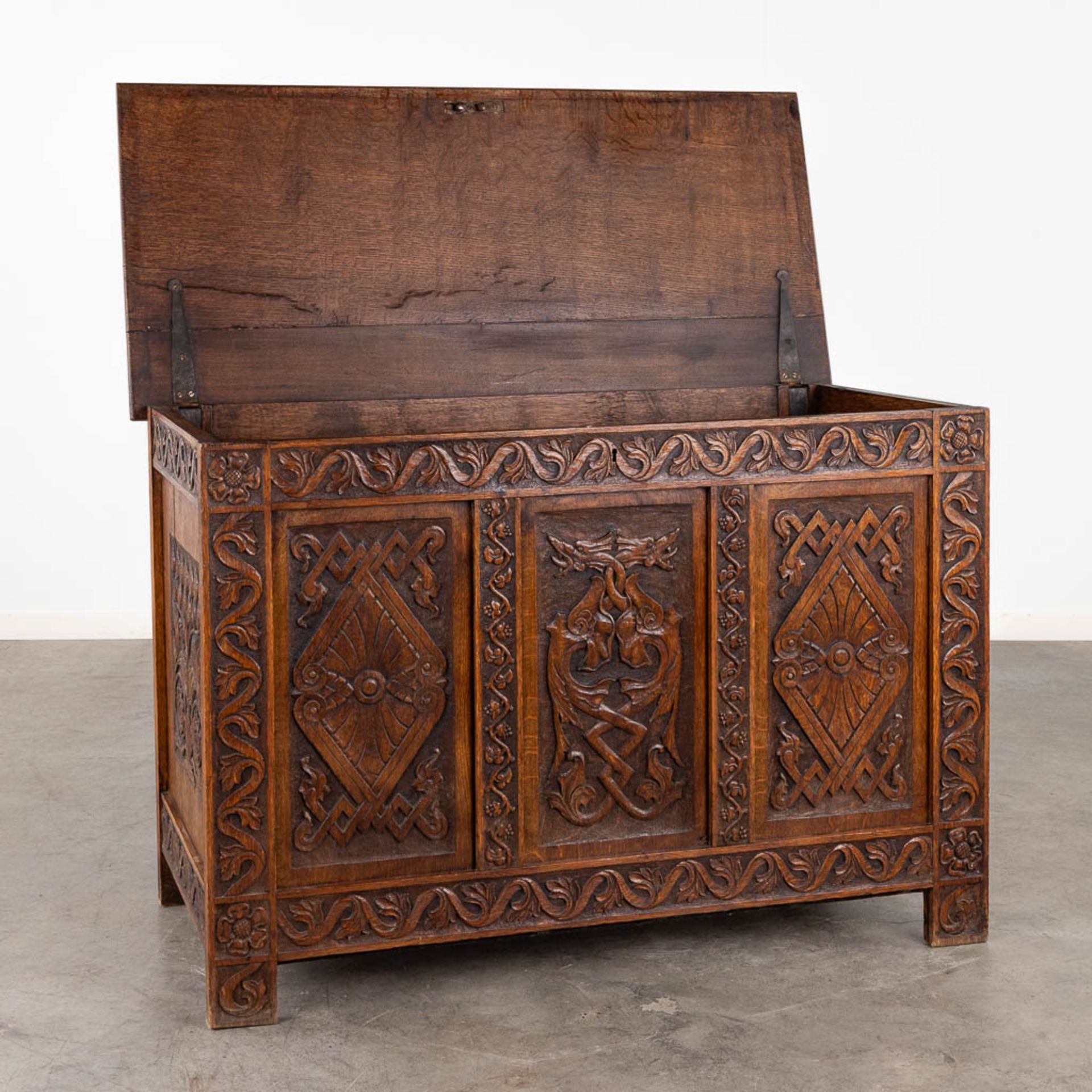 An antique and decorative chest with wood-sculptures. (D:56 x W:122 x H:82 cm) - Image 3 of 15