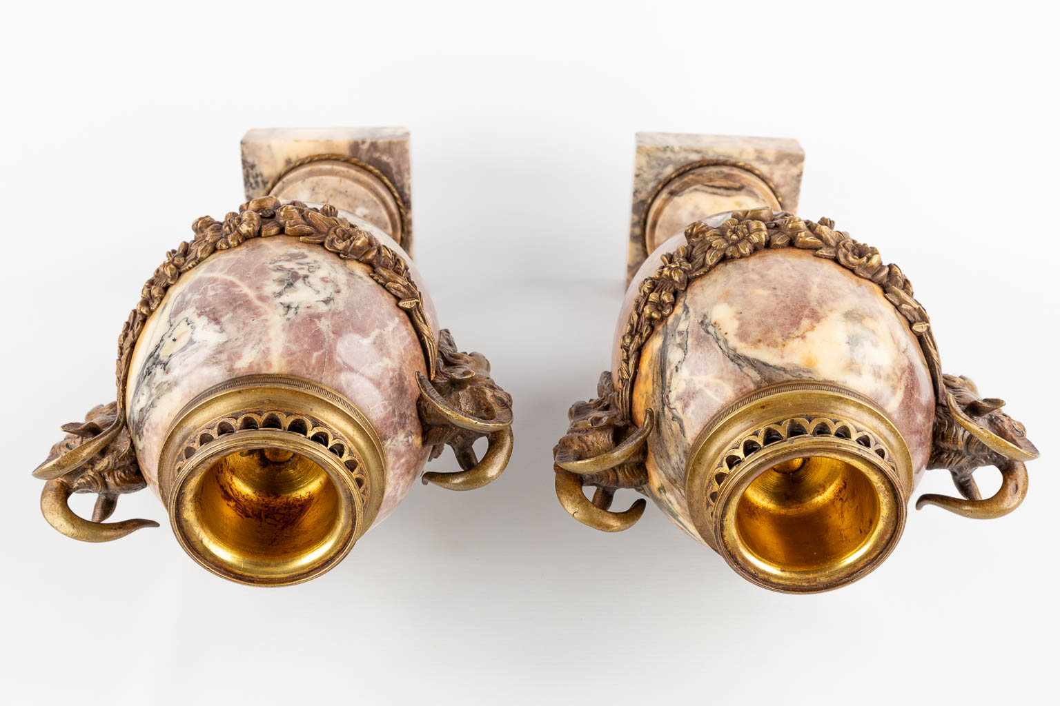 A pair of cassolettes, marble mounted with bronze, decorated with garlands and ram's heads. Circa 19 - Bild 8 aus 14