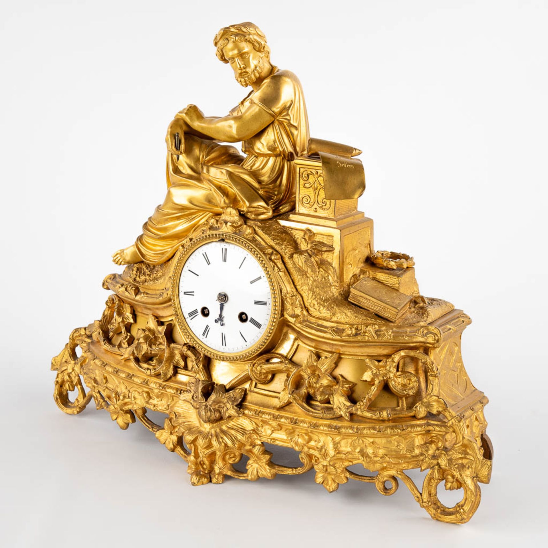 A mantle clock 'Lois De Solon', gilt bronze. France, 19th C. (D:14 x W:38 x H:52 cm) - Image 3 of 13