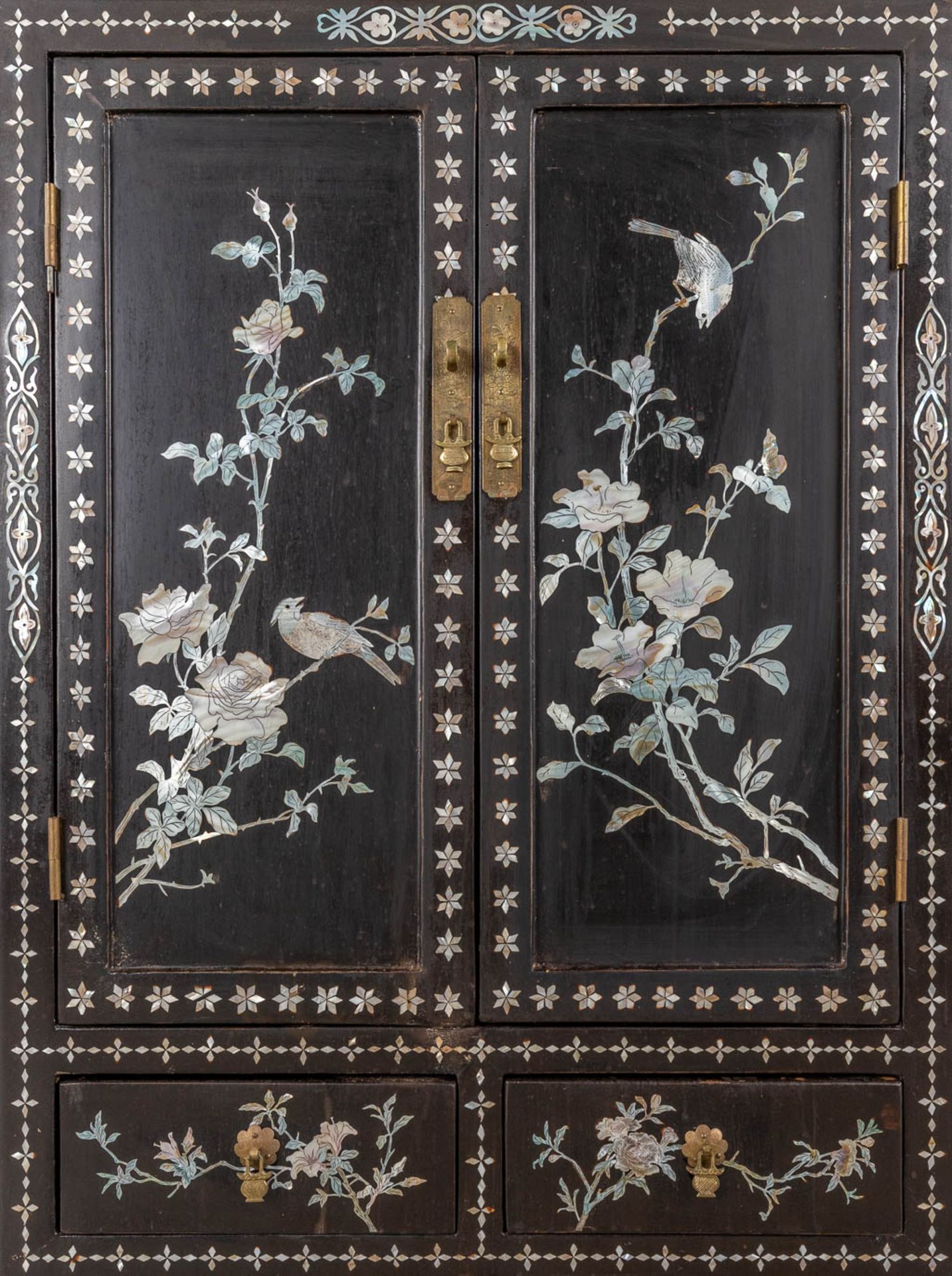 A Chinoiserie cabinet, mother of pearl inlay in ebonised wood. 20th C. (D:31 x W:61 x H:92 cm) - Bild 10 aus 14