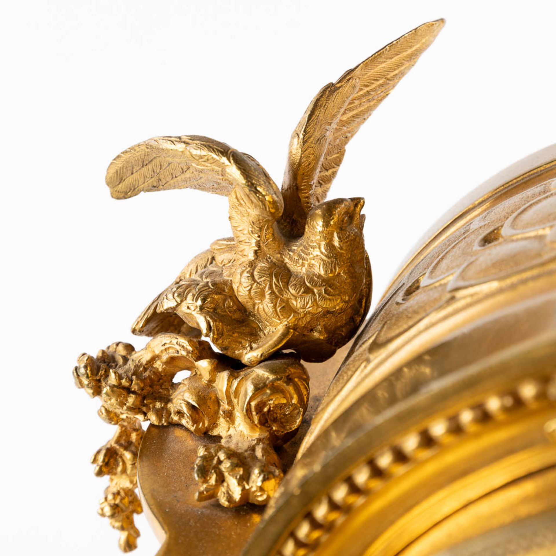 A three-piece mantle garniture clock and candelabra, gilt bronze in a Louis XVI style, 19th C. (D:19 - Bild 15 aus 19