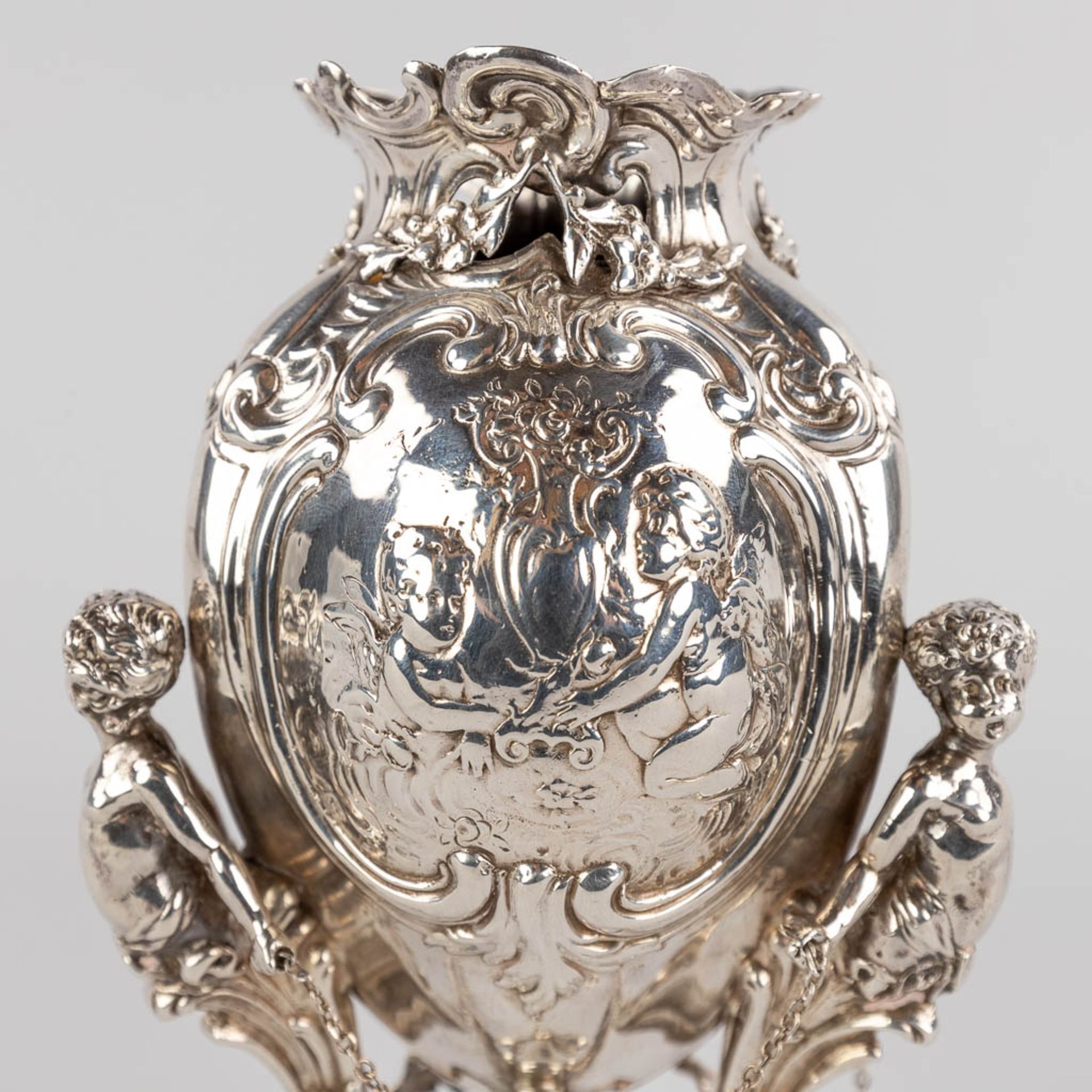 A fine vase, silver in Louis XV style, mounted with 3 putto. 427g. 1906. (D:11 x W:11 x H:20 cm) - Image 8 of 12