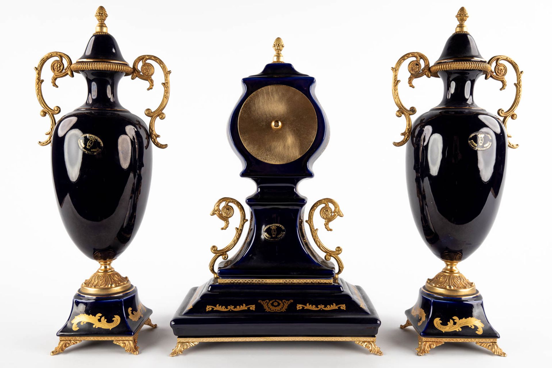 A three-piece mantle garniture clock with side pieces, cobalt blue porcelain mounted with bronze. Sè - Bild 6 aus 13