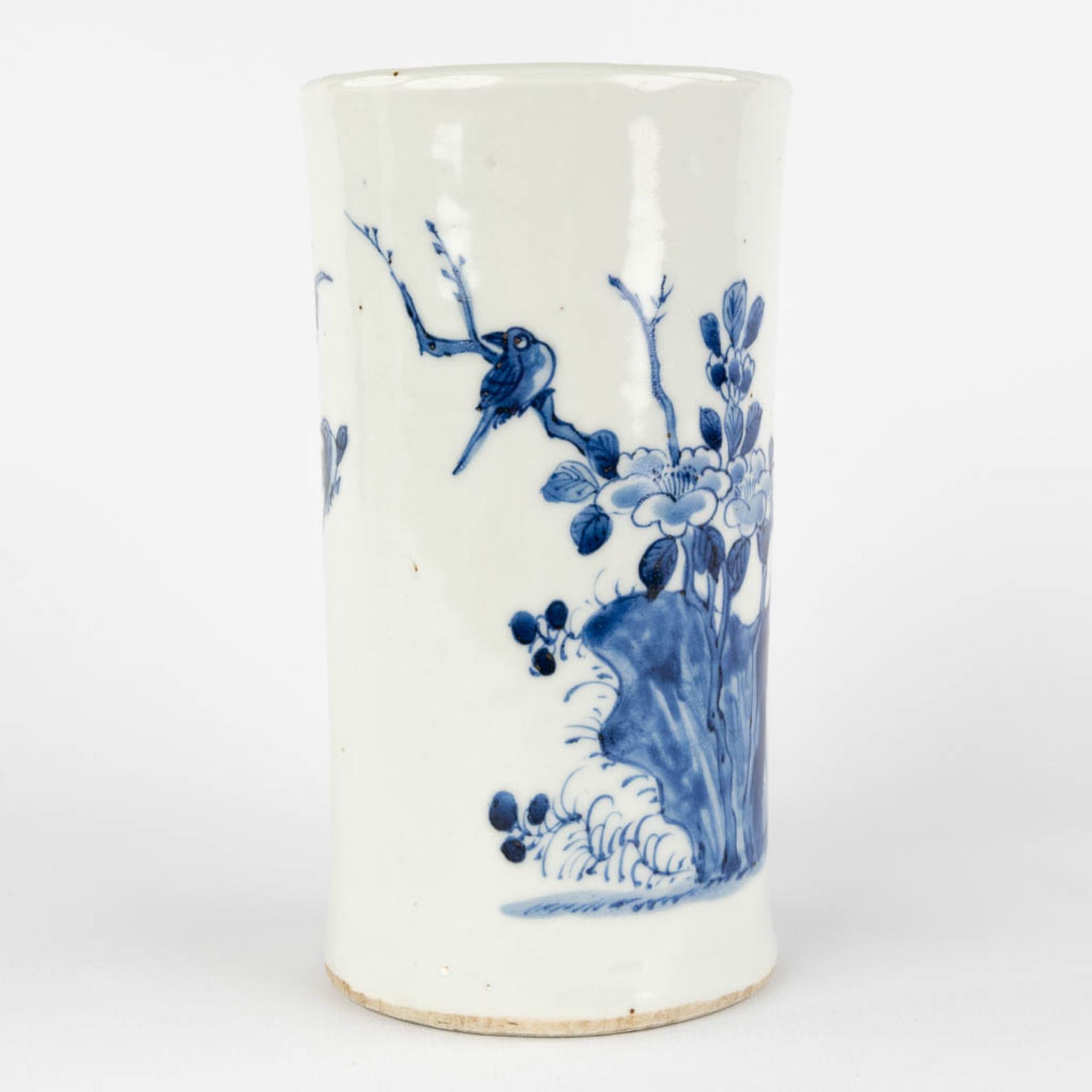 A Chinese long brushpot with blue-white decor of fauna and flora. 19th C. (H:17,5 x D:9,5 cm) - Image 3 of 11