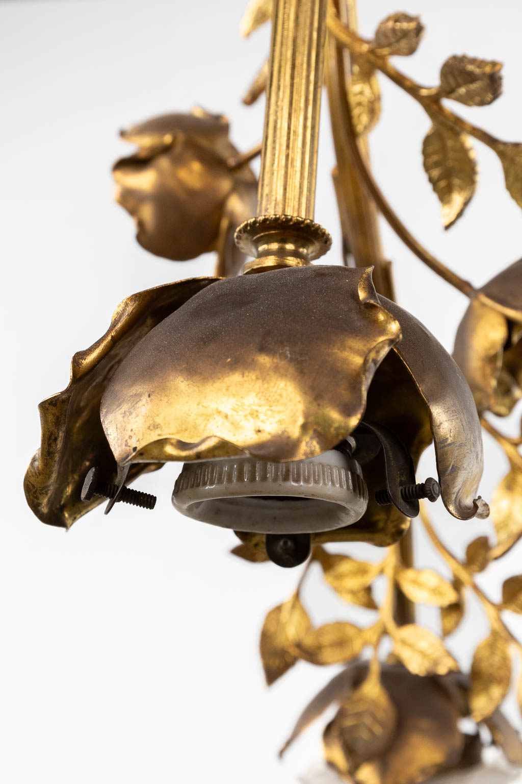 A chandelier with a putto, gilt brass decorated with branches and flowers. 20th C. (H:65 x D:56 cm) - Bild 10 aus 12