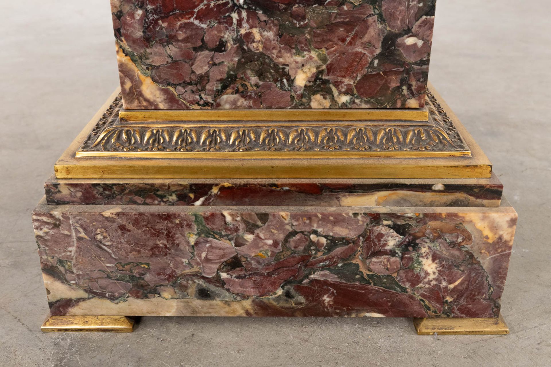 A pedestal, marble mounted with bronze in Corinthian style. Circa 1920. (D:35 x W:35 x H:120 cm) - Image 11 of 13