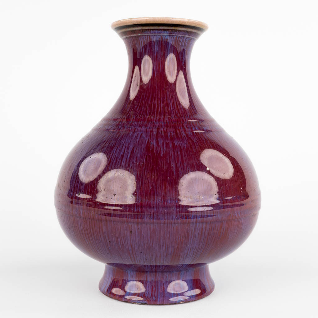 A Chinese vase with monochrome blue/purple glaze. 19th C. (H:22 x D:17 cm) - Bild 4 aus 10