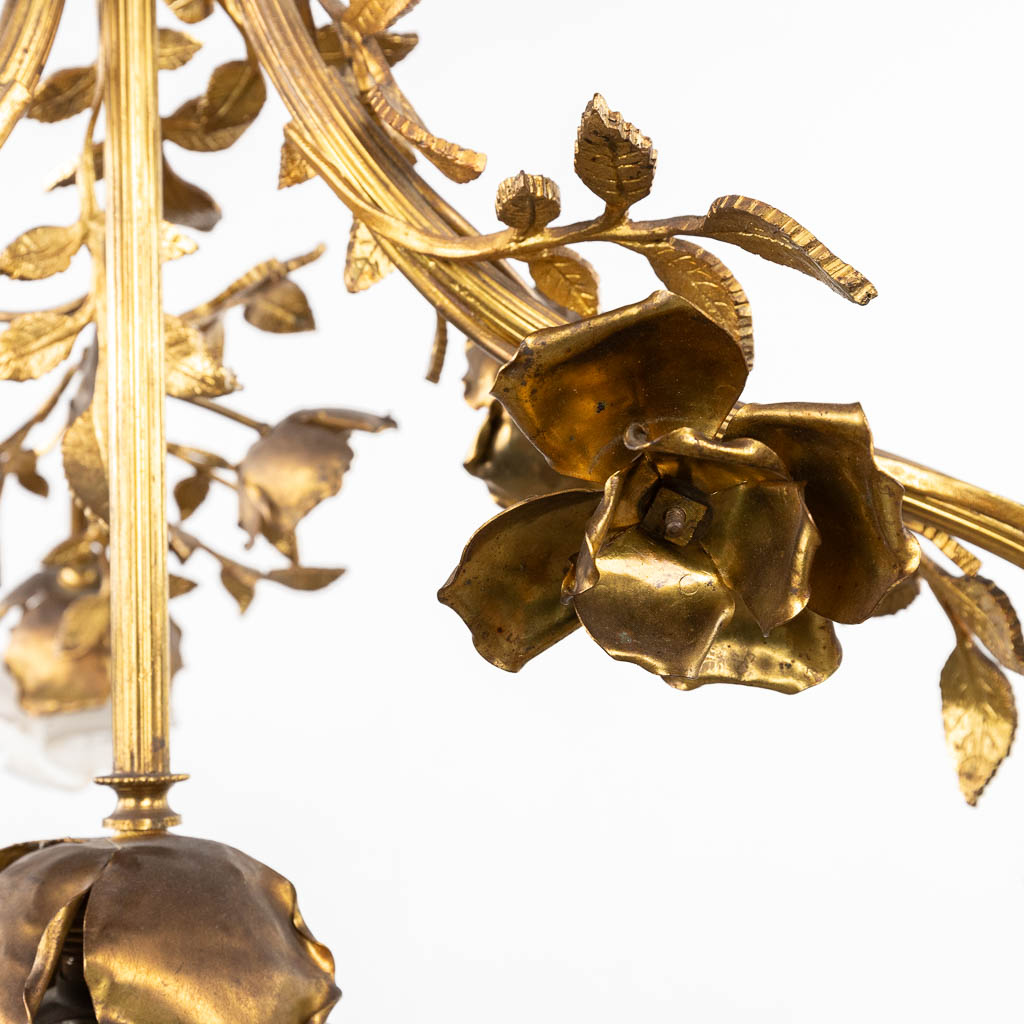 A chandelier with a putto, gilt brass decorated with branches and flowers. 20th C. (H:65 x D:56 cm) - Bild 9 aus 12