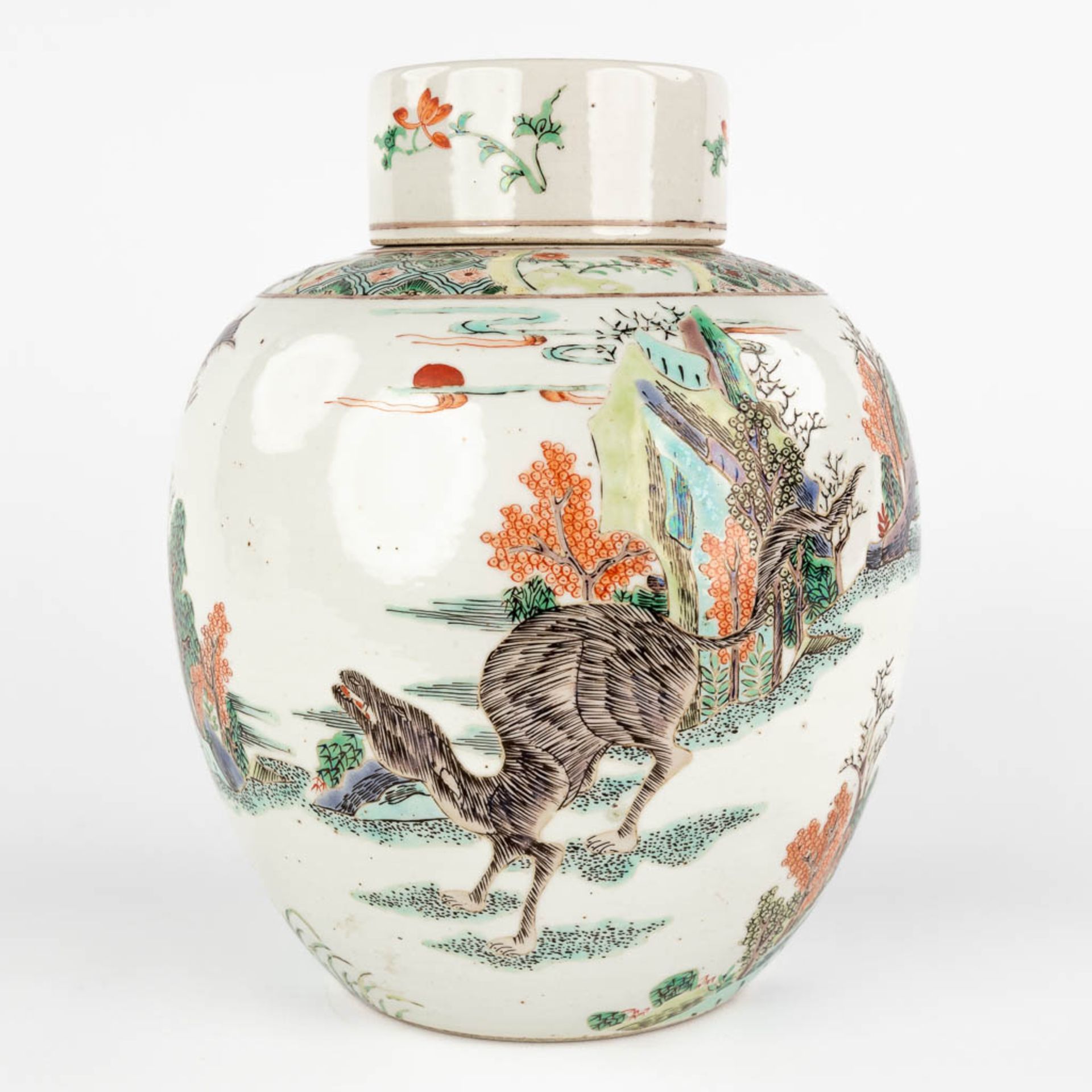 A Chinese Famille Verte Wucai vase, decorated with a deer in a landscape. (H:24,5 x D:19,5 cm)