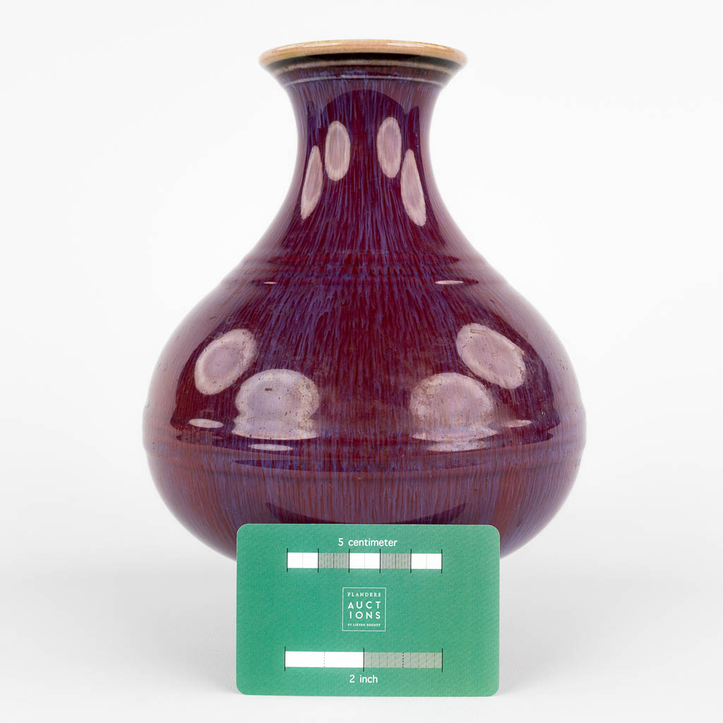 A Chinese vase with monochrome blue/purple glaze. 19th C. (H:22 x D:17 cm) - Bild 2 aus 10