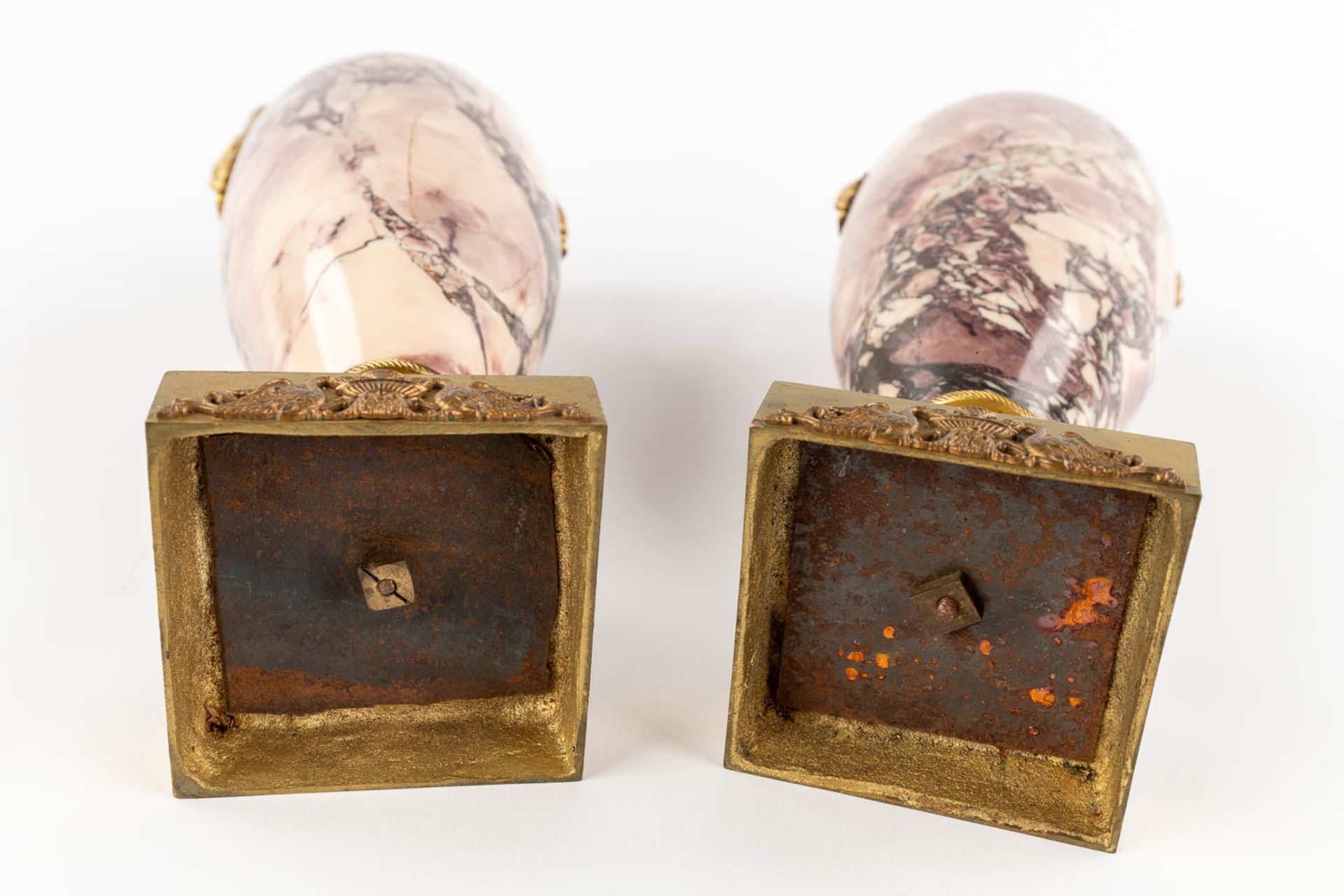 A pair of marble cassolettes mounted with bronze, Empire style. 19th C. (D:11 x W:13 x H:43 cm) - Bild 7 aus 12