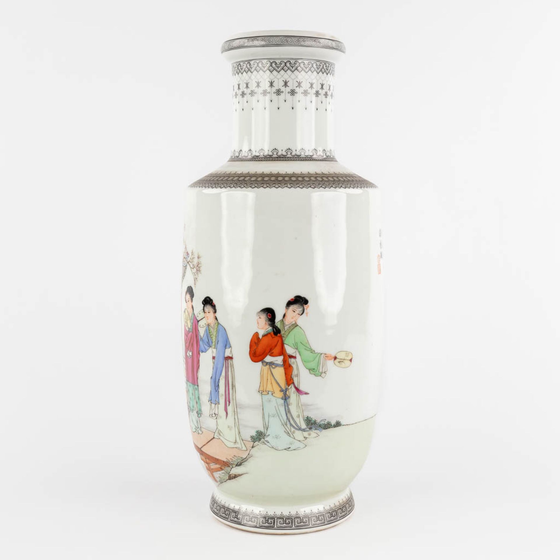 A Chinese vase decorated with a fine decor of ladies, 20th C. (H:45 x D:19 cm) - Image 6 of 13