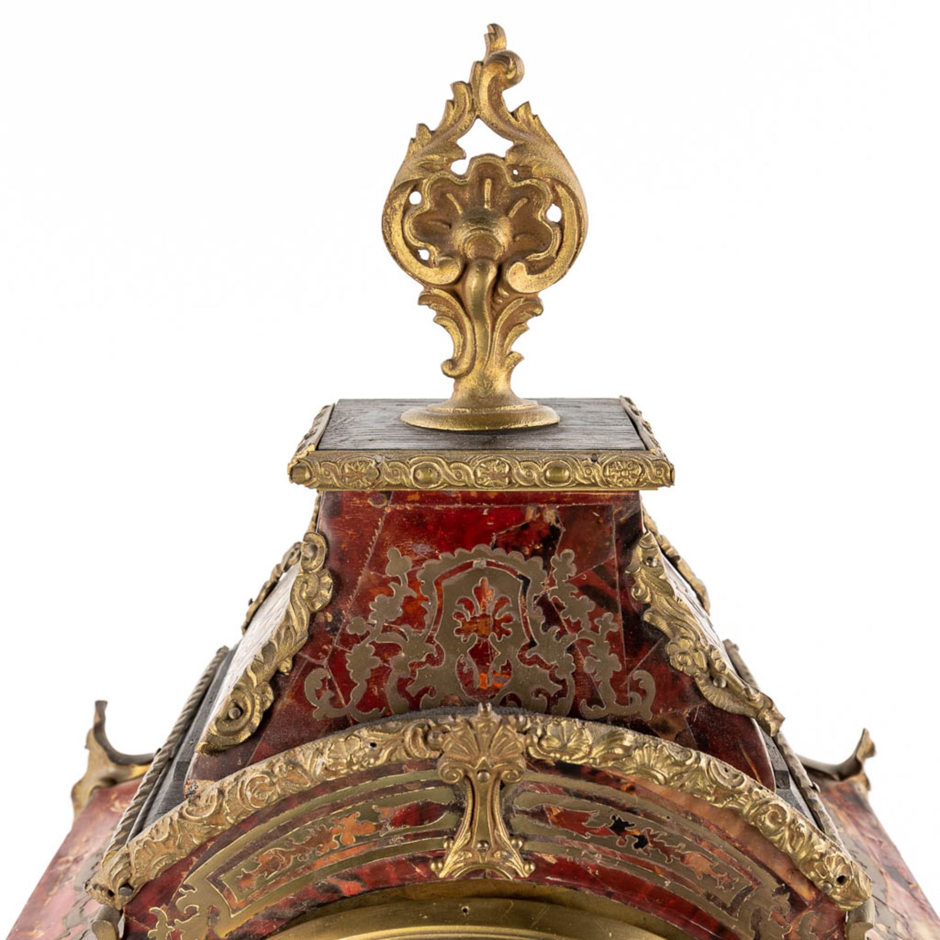 An antique mantle clock, tortoiseshell and copper inlay, early 20th C. (D:18 x W:38 x H:65 cm) - Bild 11 aus 15