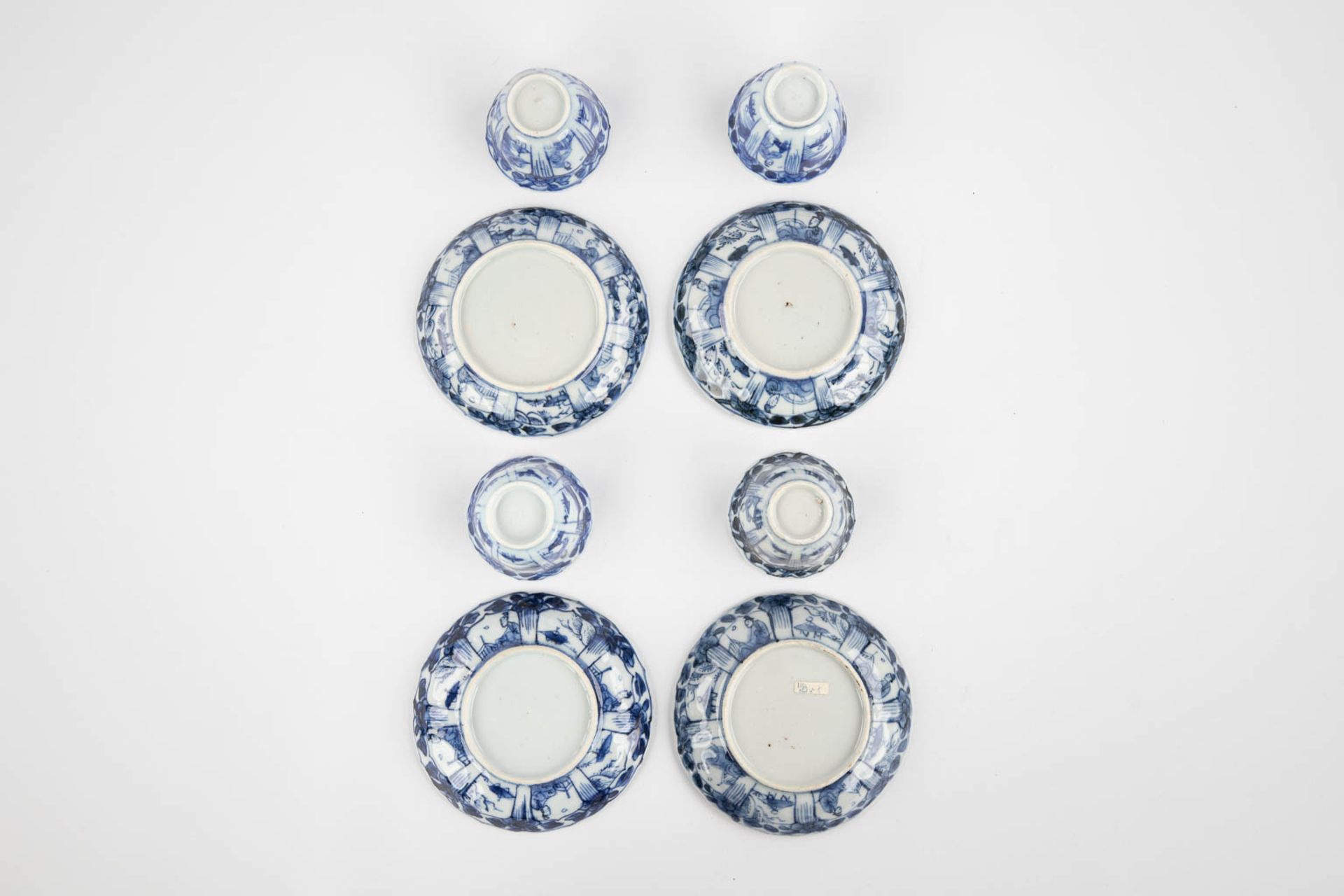 A collection of Chinese and Japanese porcelain, Imari, Blue-white, Famille Rose. 19th/20th C. (D:21 - Image 16 of 19