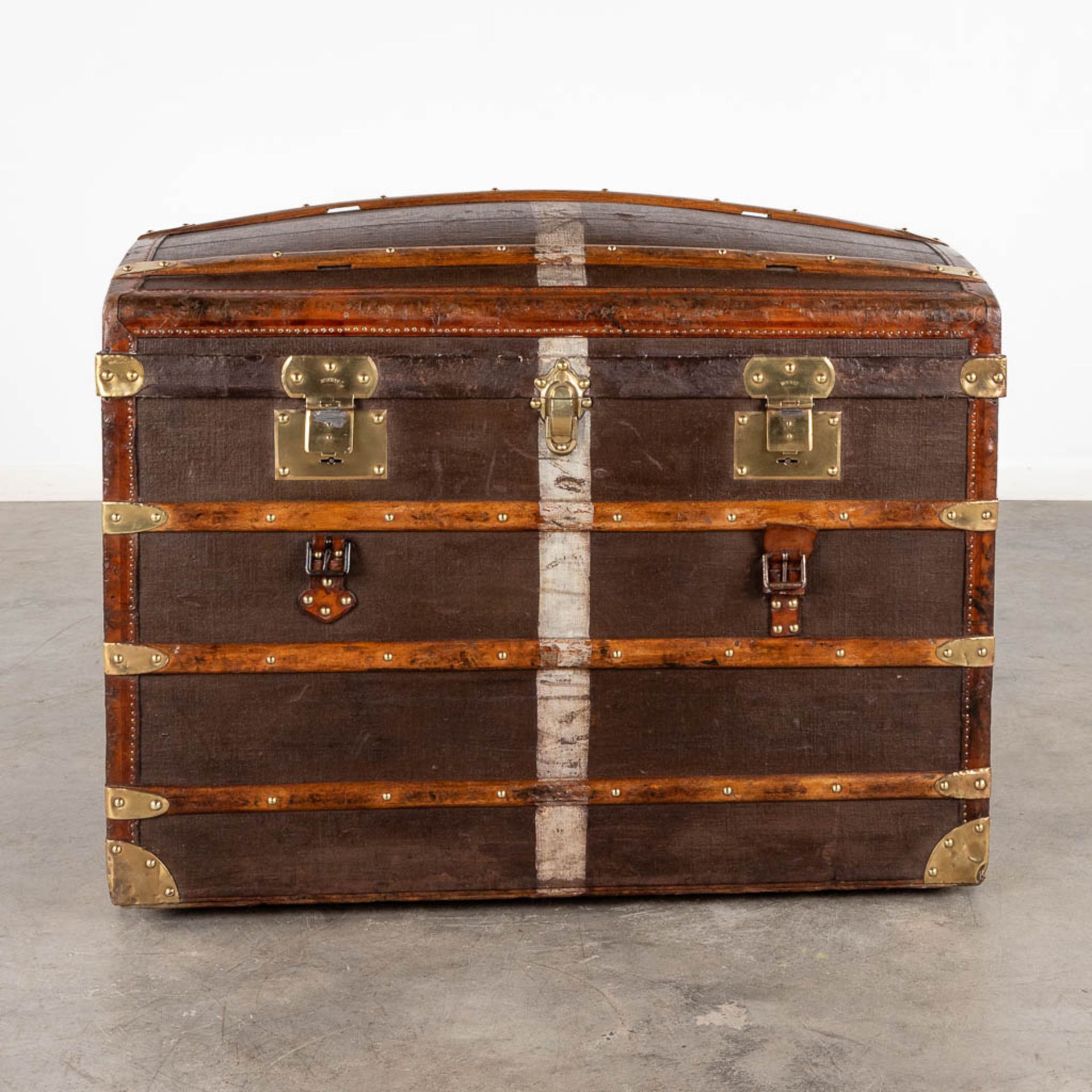 Moynat, an antique travellers trunk or suitcase. (D:58 x W:92 x H:72 cm) - Image 4 of 20