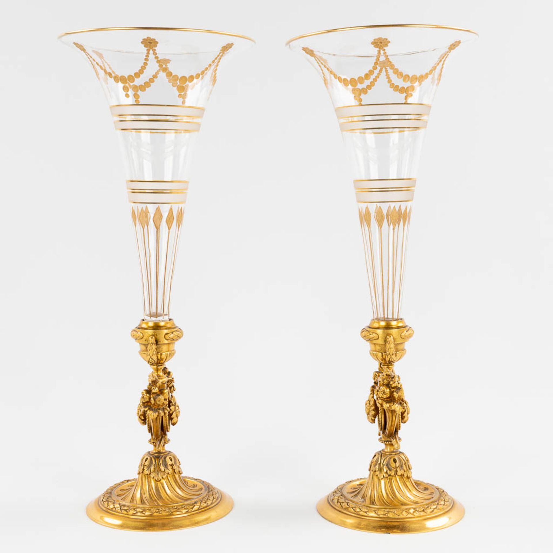 A pair of trumpet vases, gilt bronze and glass in Louis XVI style. 19th C. (H:31,5 x D:13 cm) - Image 3 of 13
