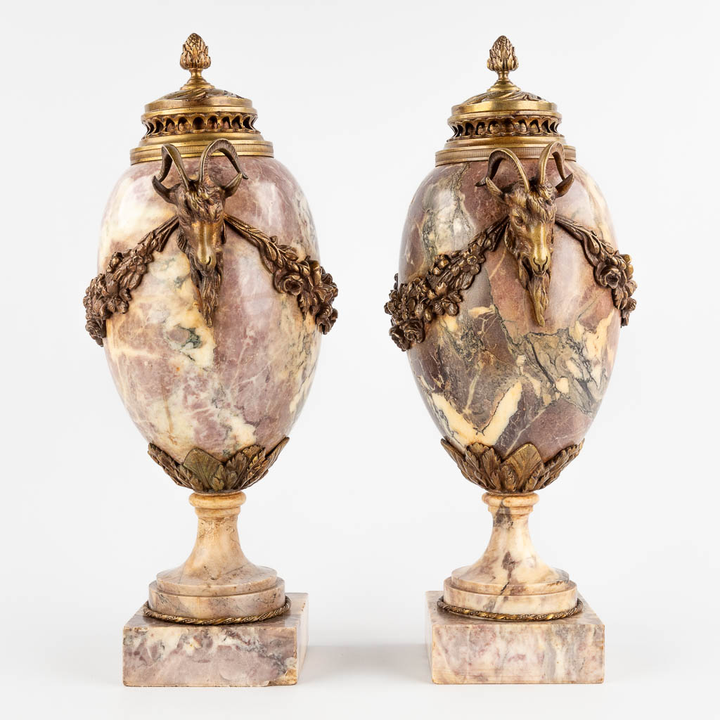 A pair of cassolettes, marble mounted with bronze, decorated with garlands and ram's heads. Circa 19 - Bild 4 aus 14