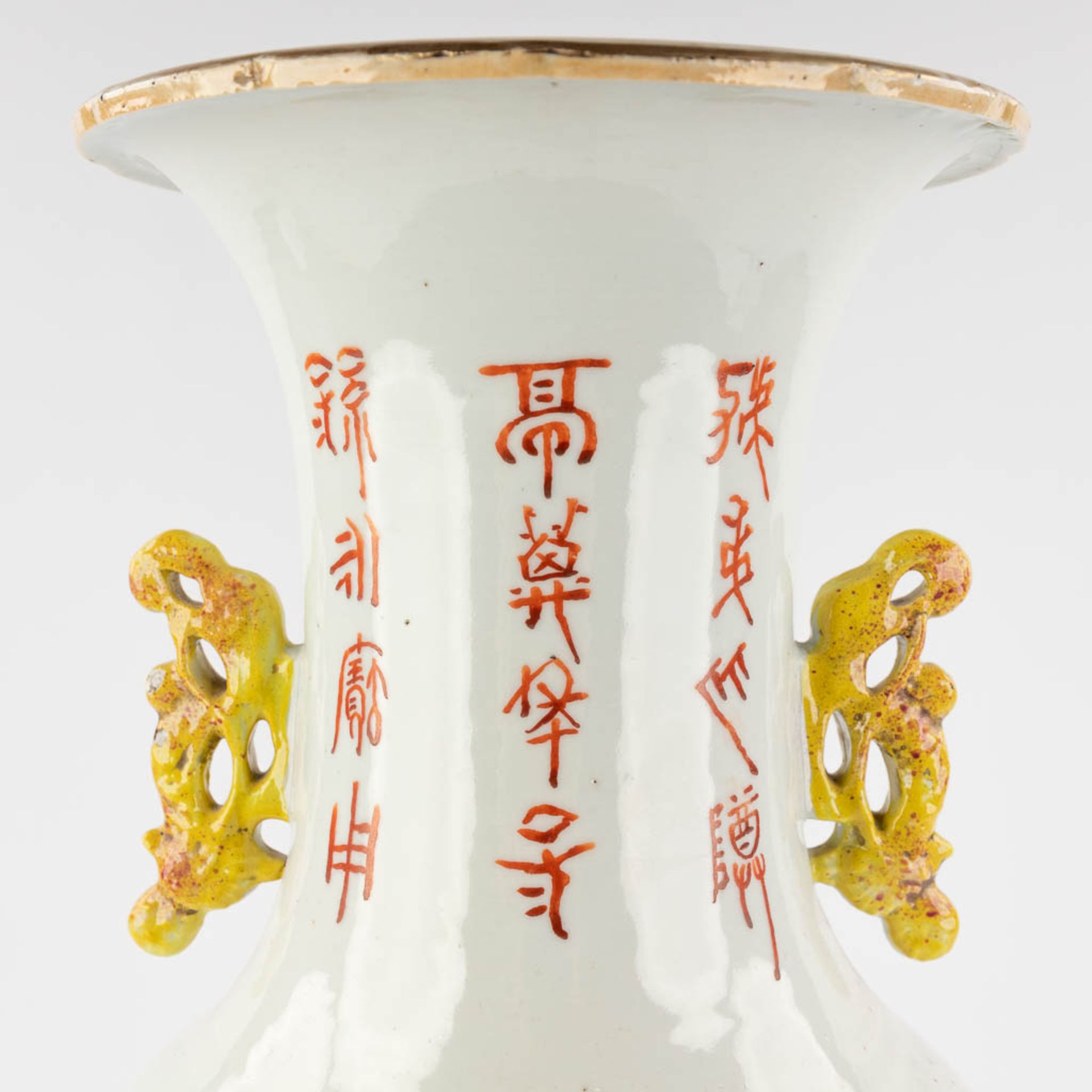 A pair of Chinese vases Qianjian cai, decor of wise men holding a cloth, signed Tu Ziqing. 19th/20th - Image 18 of 19