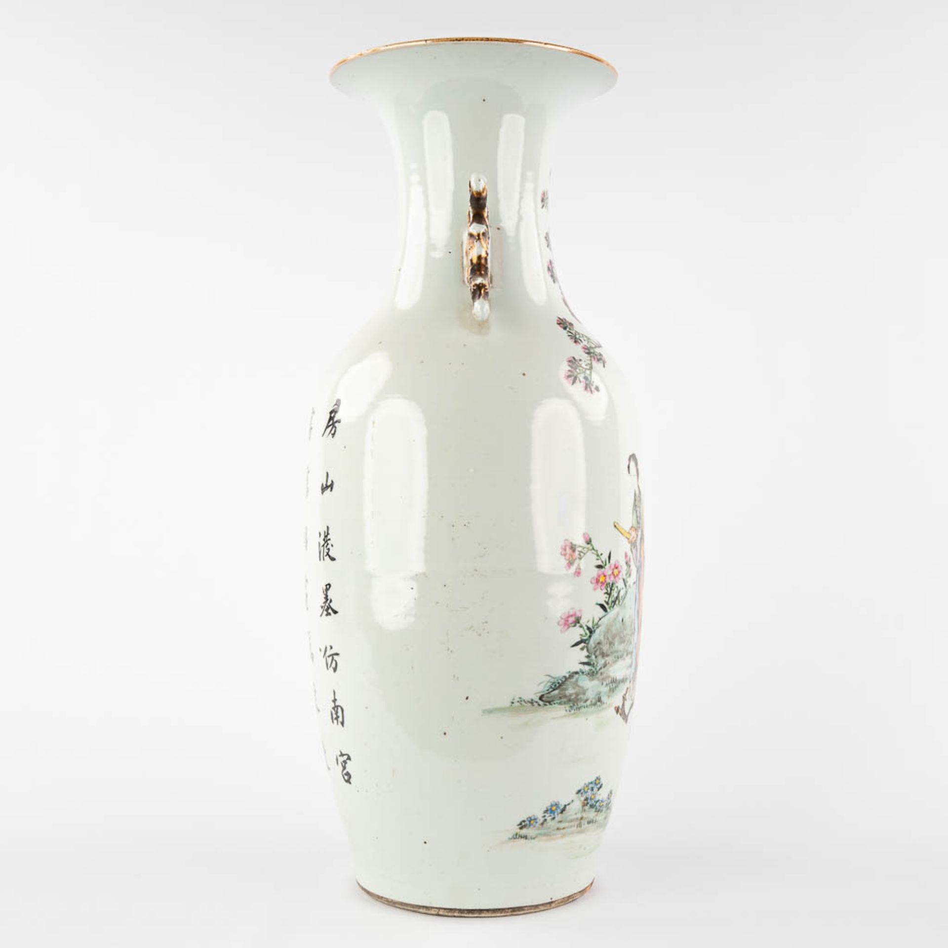 A Chinese vase decorated with ladies and calligraphic texts. 19th/20th C. (H:58 x D:22 cm) - Image 4 of 12