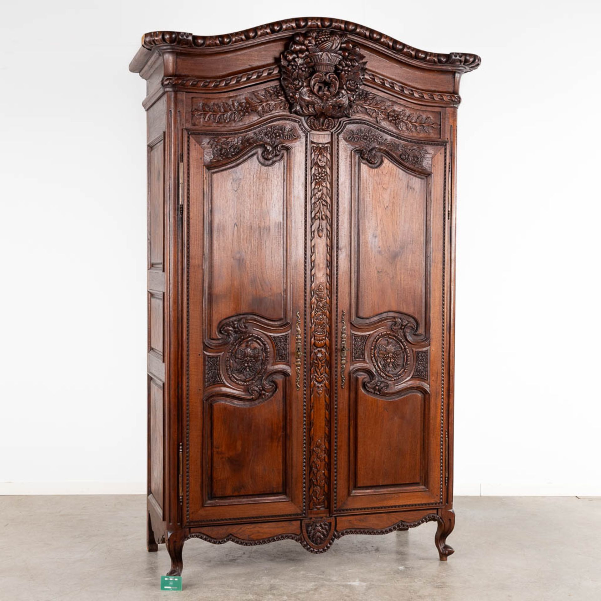 A wardrobe/cabinet, sculptured hardwood. 20th C. (D:64 x W:140 x H:235 cm) - Image 2 of 20