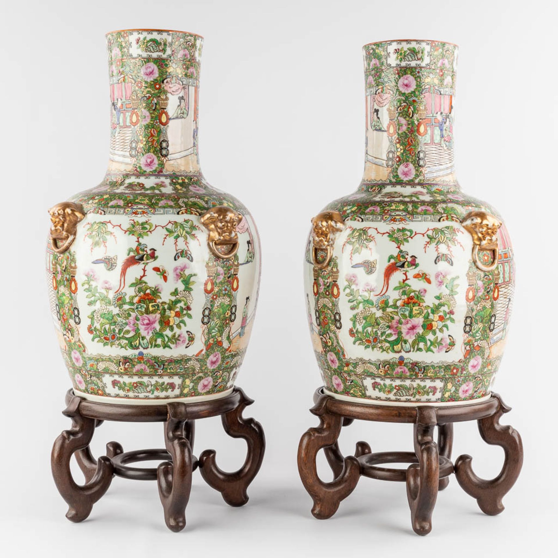 Two large Chinese Canton vases on a pedestal, 20th C. (H:50 x D:32 cm) - Image 6 of 15