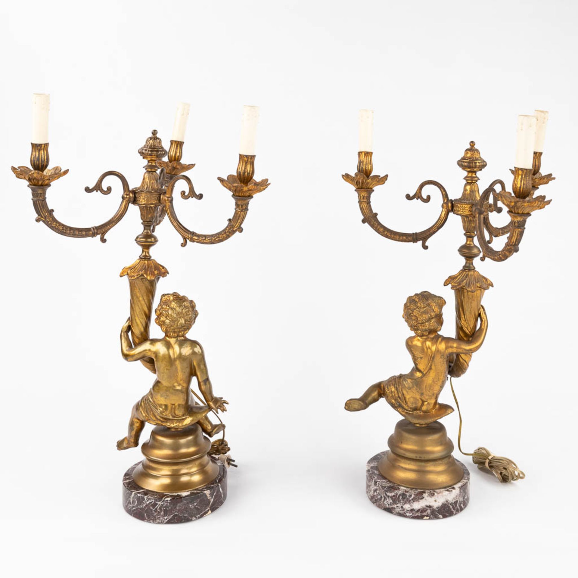 A pair of table lamps or candelabra, gilt bronze on a marble base, decorated with Putti. 20th C. (H: - Bild 4 aus 10
