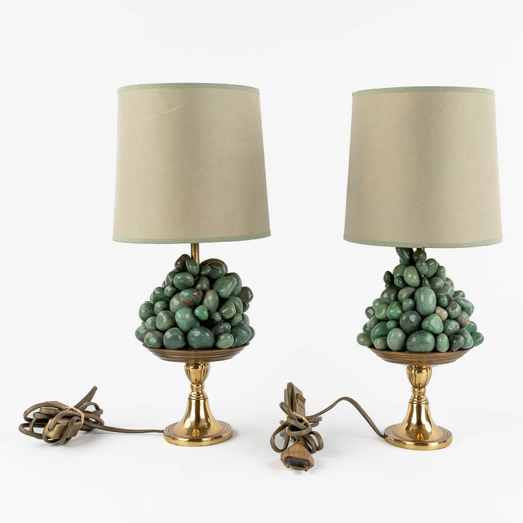 A pair of decorative table lamps, mounted with green stones on brass. 20th C. (H:40 x D:14 cm) - Bild 3 aus 9