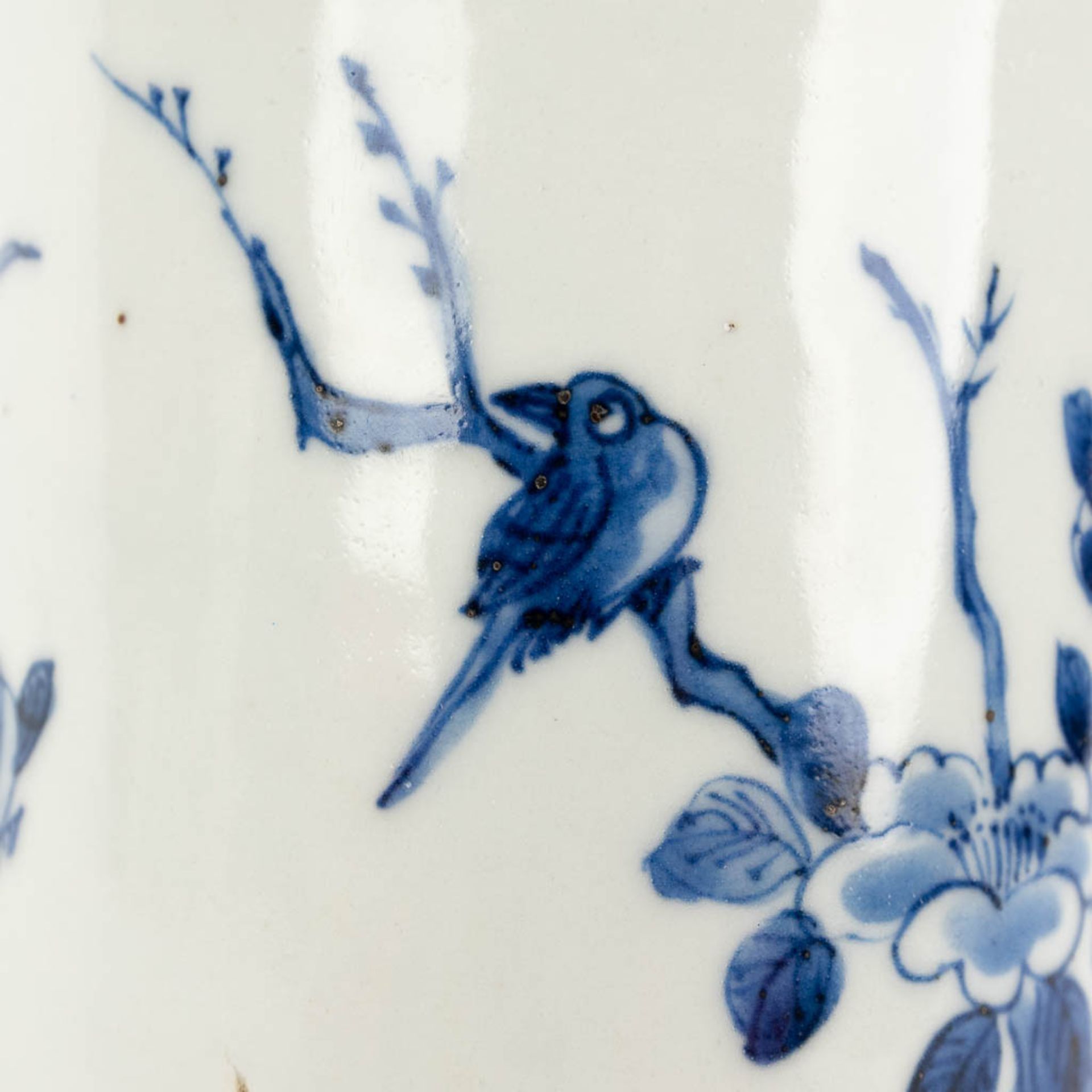 A Chinese long brushpot with blue-white decor of fauna and flora. 19th C. (H:17,5 x D:9,5 cm) - Image 9 of 11