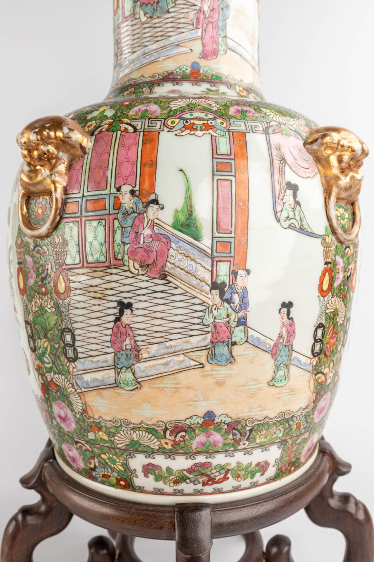 Two large Chinese Canton vases on a pedestal, 20th C. (H:50 x D:32 cm) - Image 9 of 15