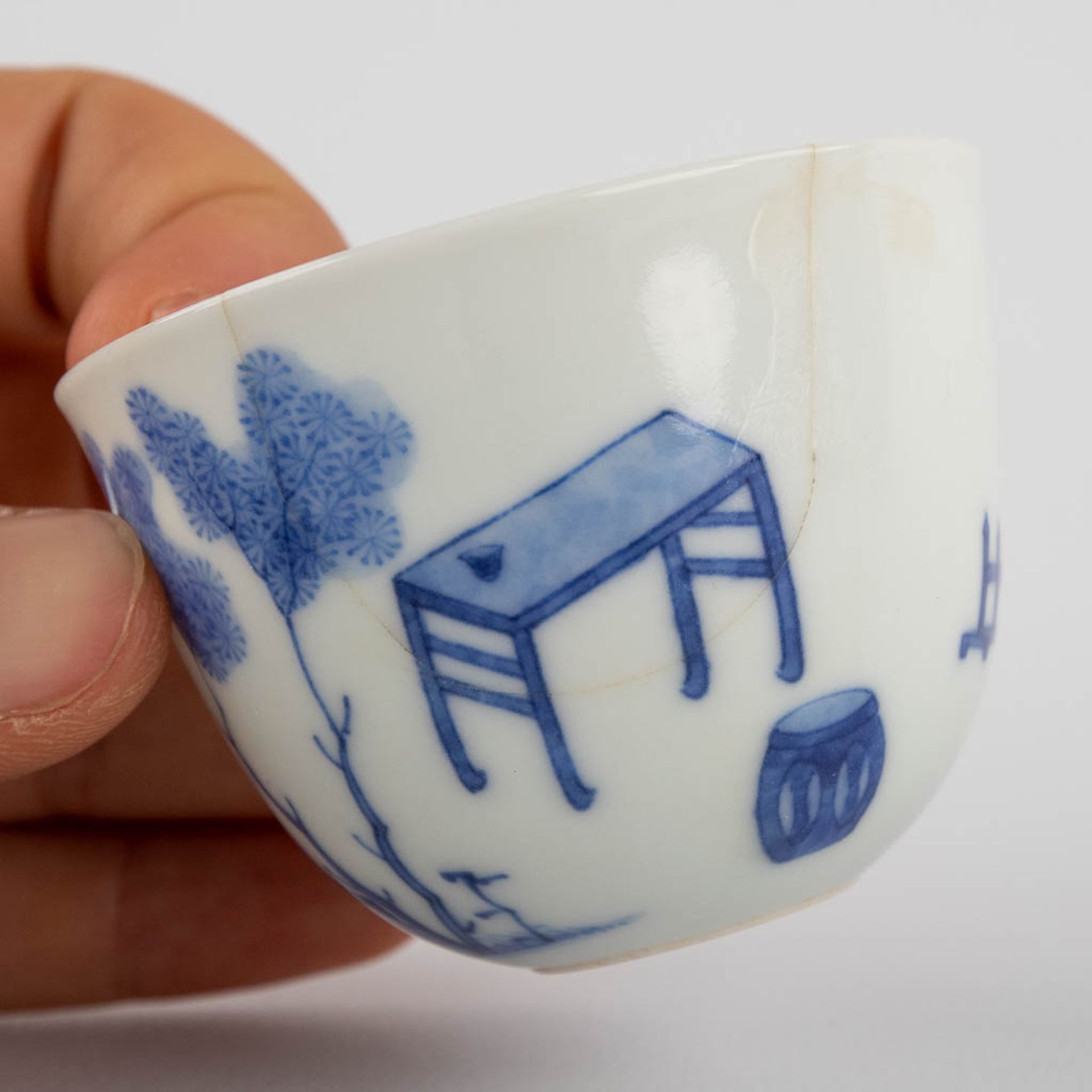 A small Chinese teacup with blue-white erotic scène, Chenghua mark, 19th/20th C. (H:4,5 x D:6,2 cm) - Image 11 of 11