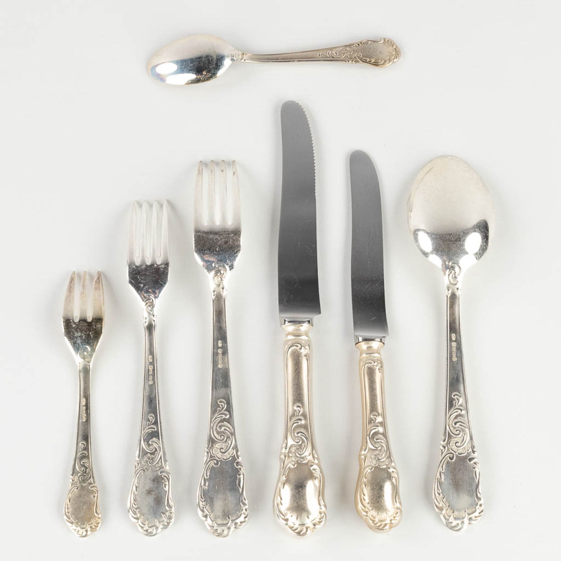 A silver-plated cutlery in a storage box, Louis XV style. 101 pieces. (D:29 x W:52 x H:17 cm) - Bild 4 aus 21
