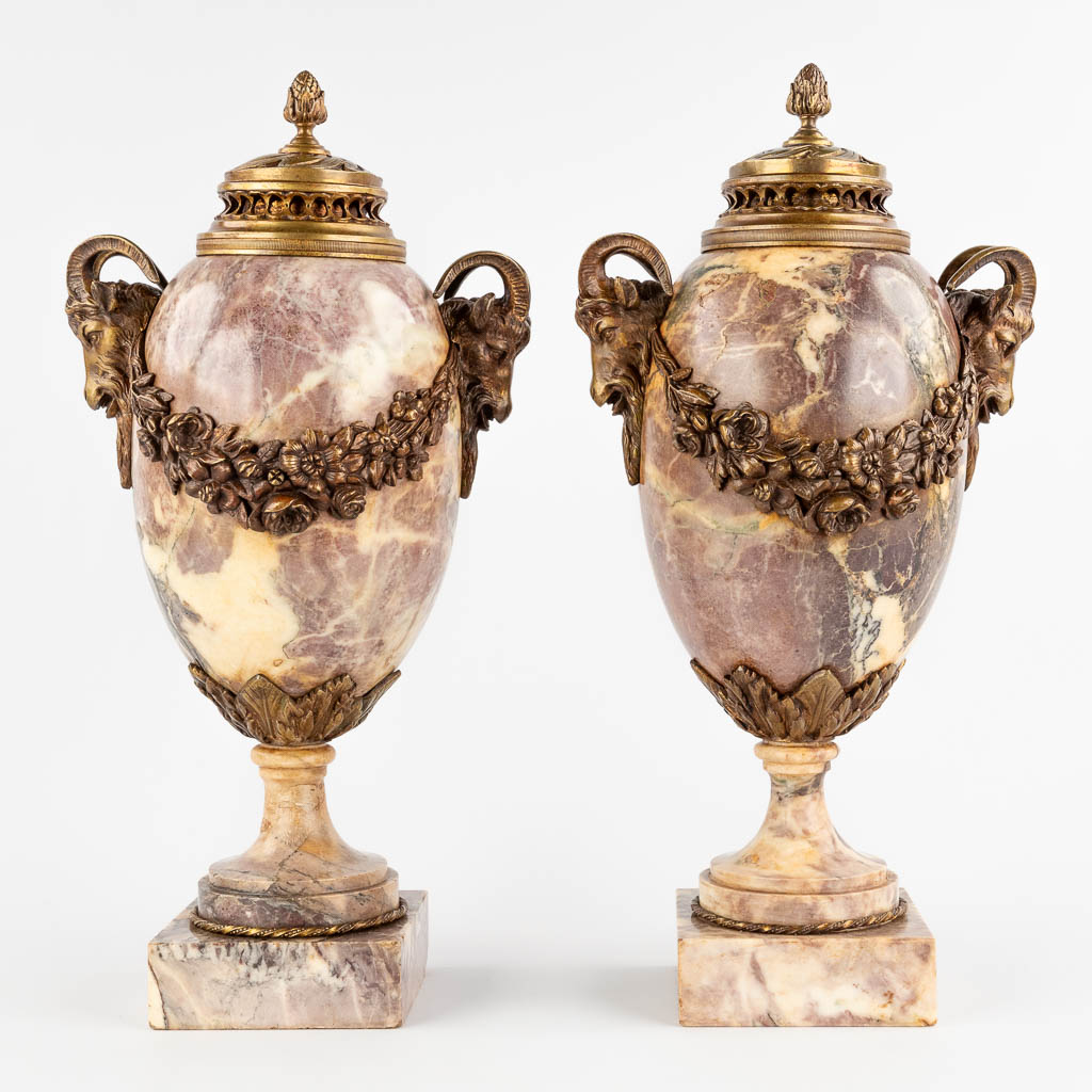 A pair of cassolettes, marble mounted with bronze, decorated with garlands and ram's heads. Circa 19 - Bild 5 aus 14
