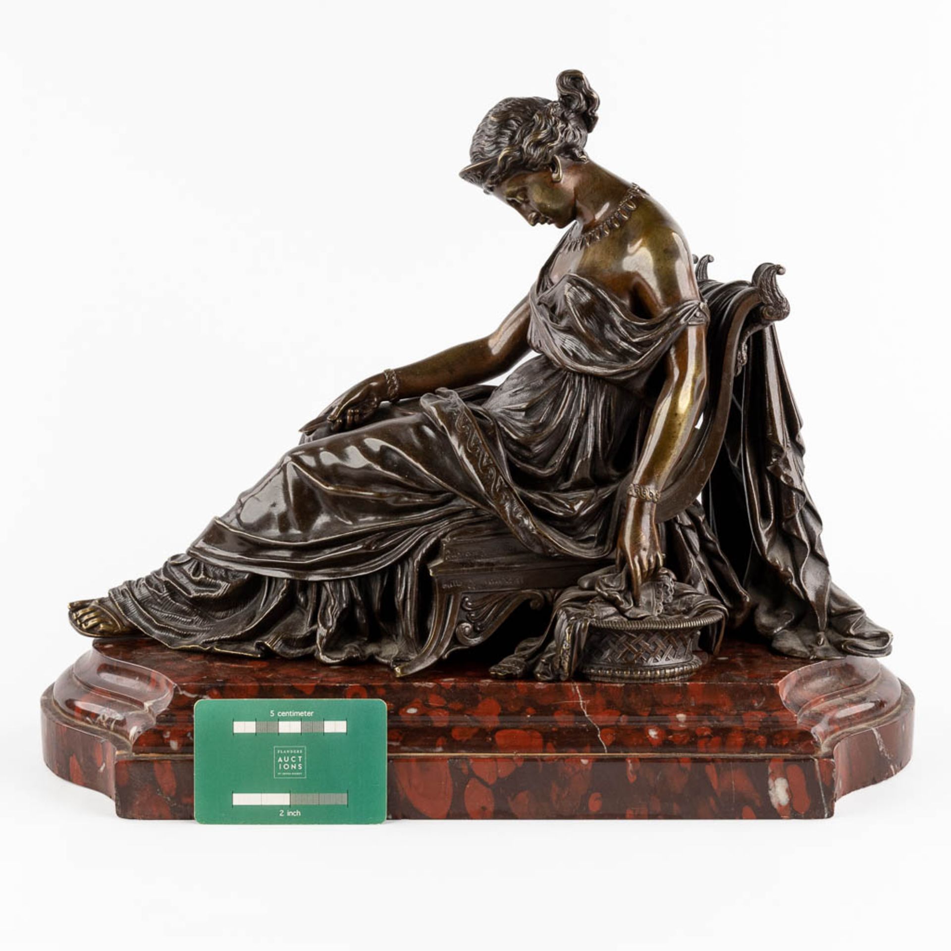 Roman lady holding a dagger, patinated bronze on a red marble base. 19th C. (D:18 x W:43 x H:34 cm) - Bild 2 aus 11