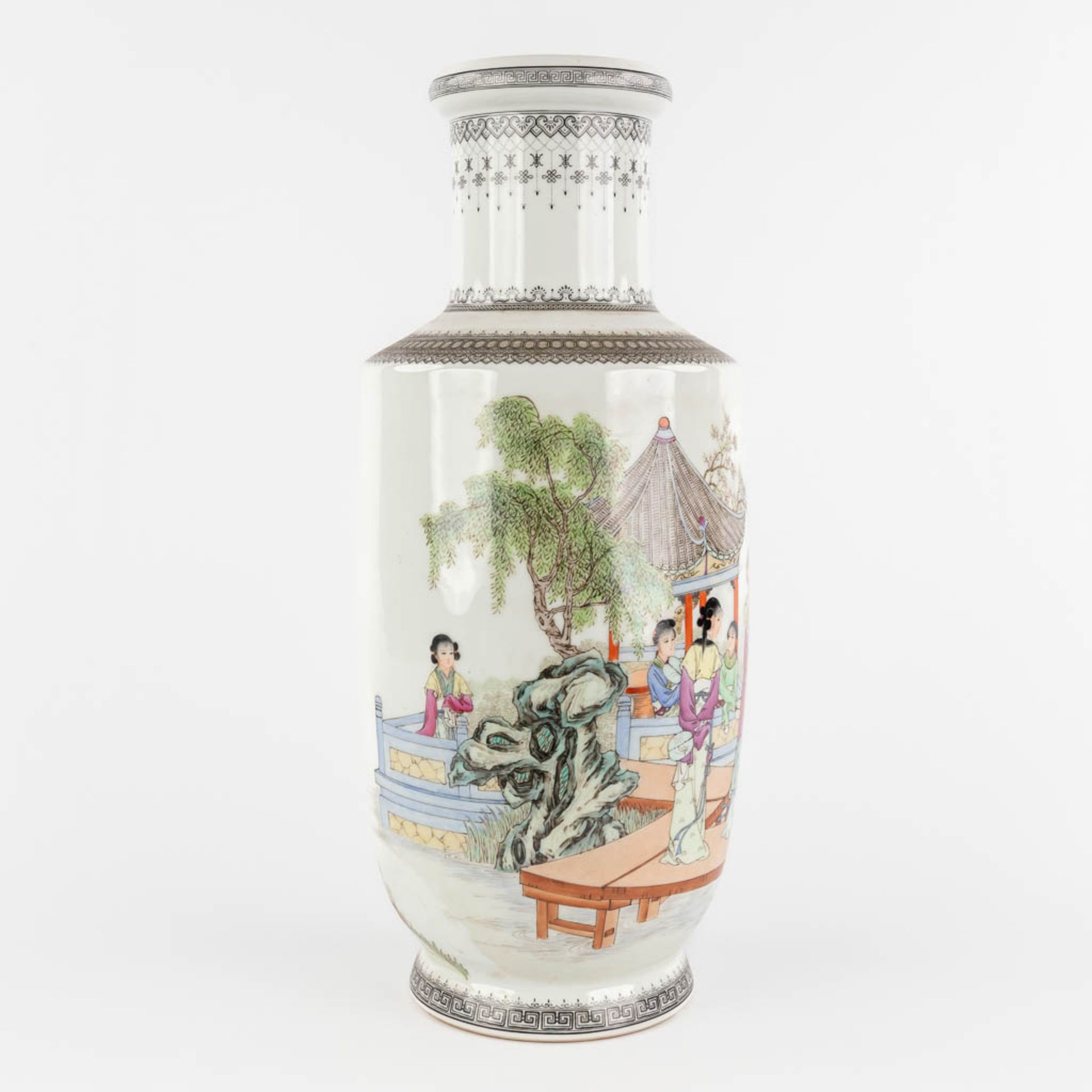 A Chinese vase decorated with a fine decor of ladies, 20th C. (H:45 x D:19 cm) - Image 3 of 13