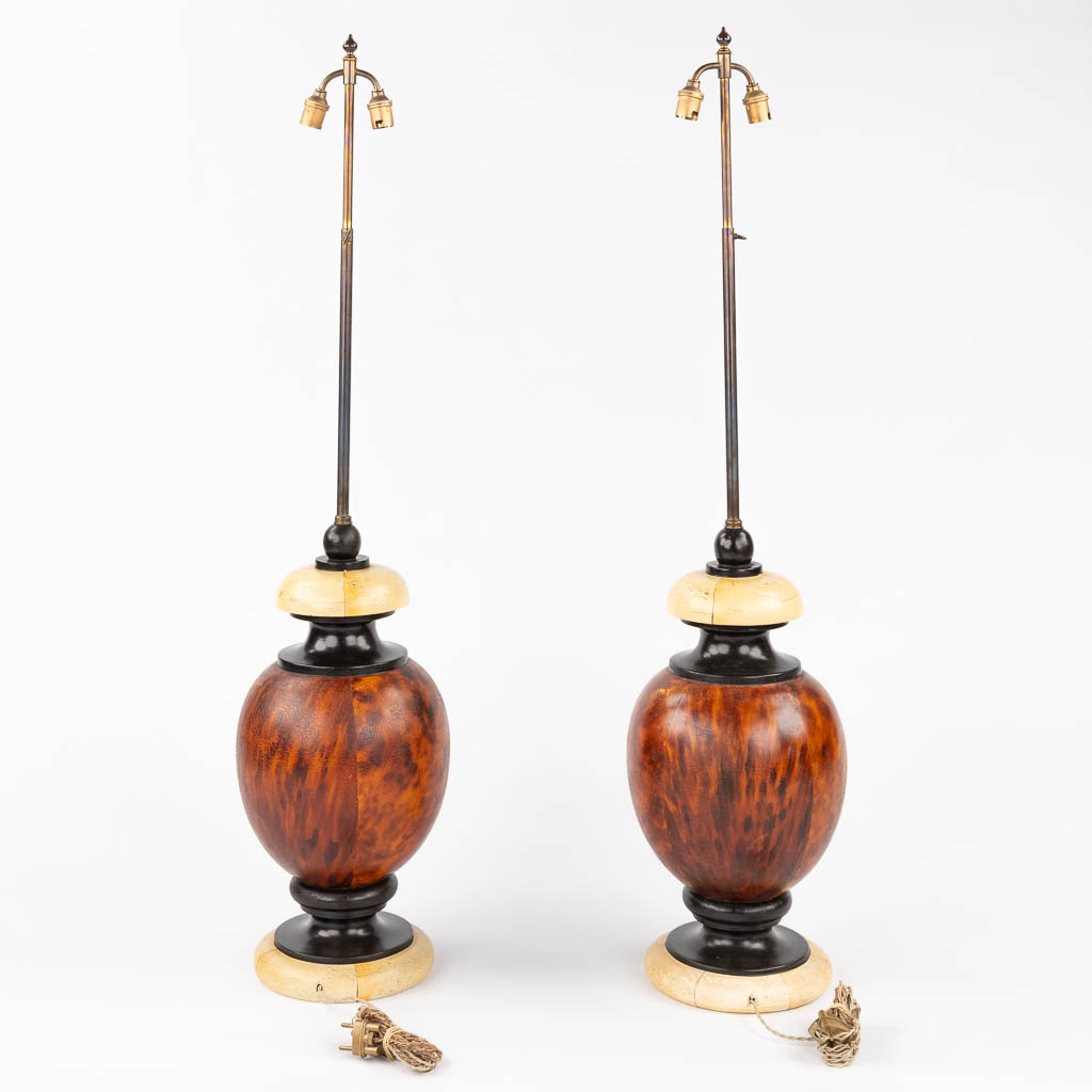 A decorative pair of wood table lamps. (H:94 x D:45 cm) - Bild 5 aus 11