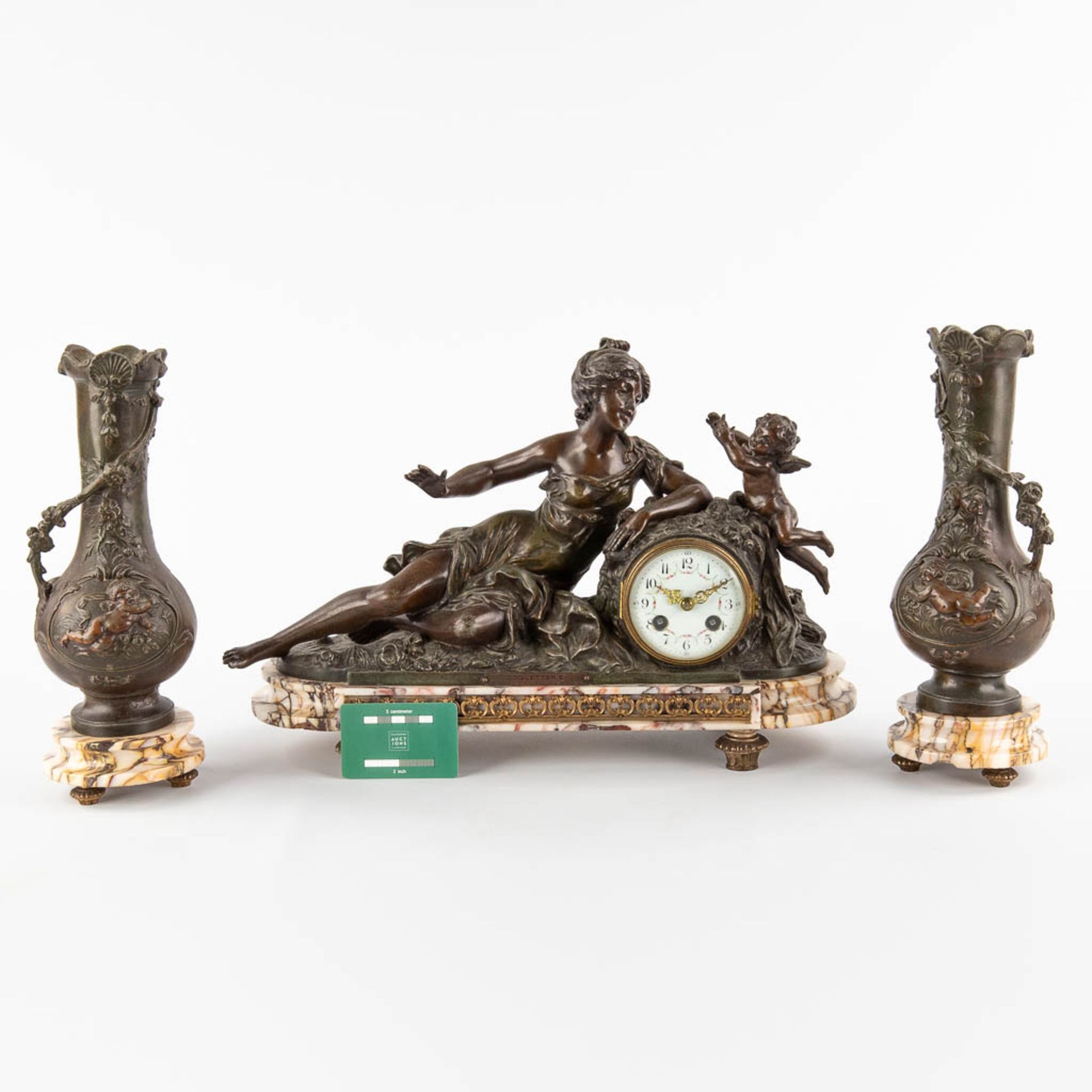 A three-piece garniture clock and side pieces, decorated of a lady with an angel, spelter on marble. - Bild 2 aus 15
