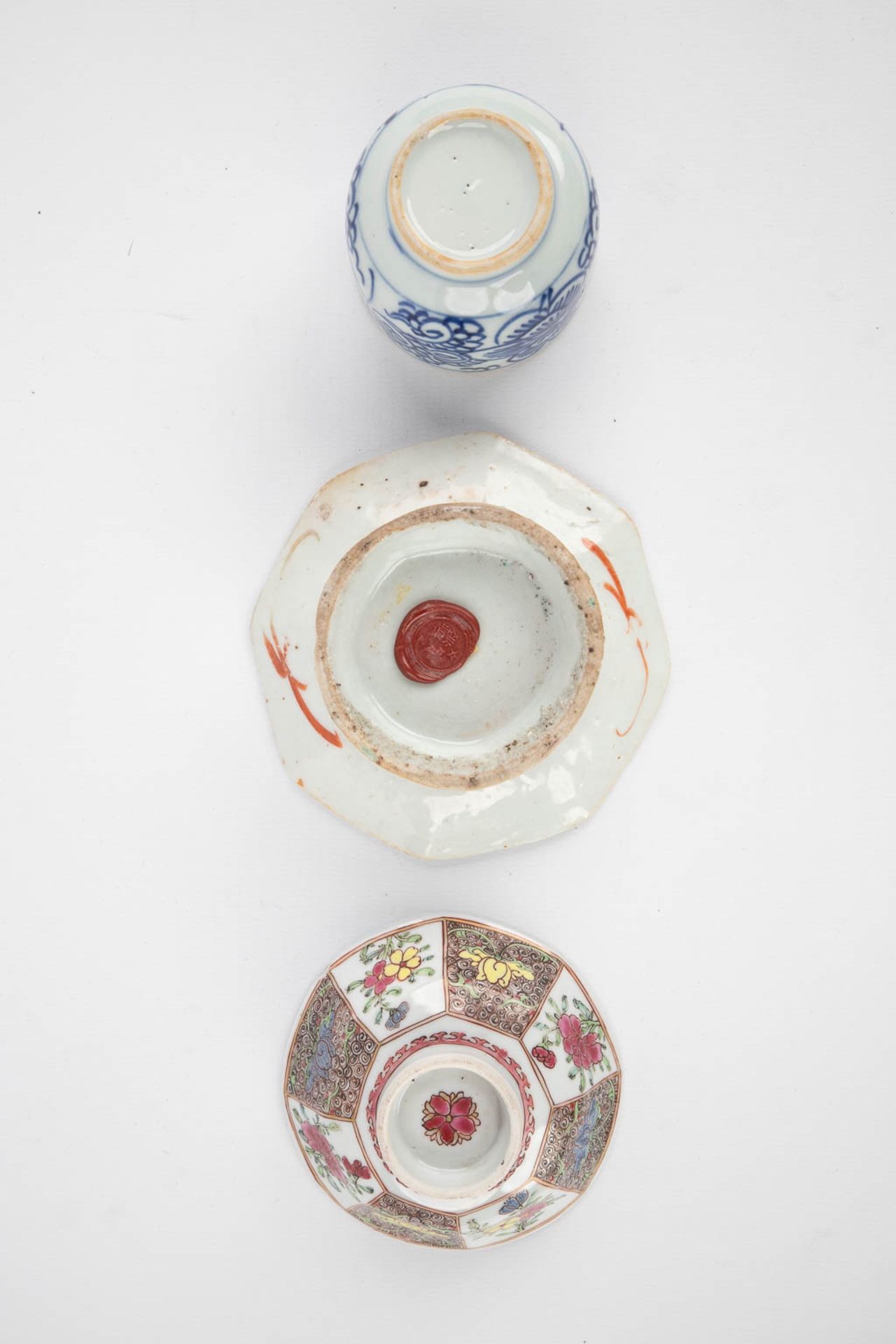 A collection of Chinese and Japanese porcelain, Imari, Blue-white, Famille Rose. 19th/20th C. (D:21 - Image 19 of 19